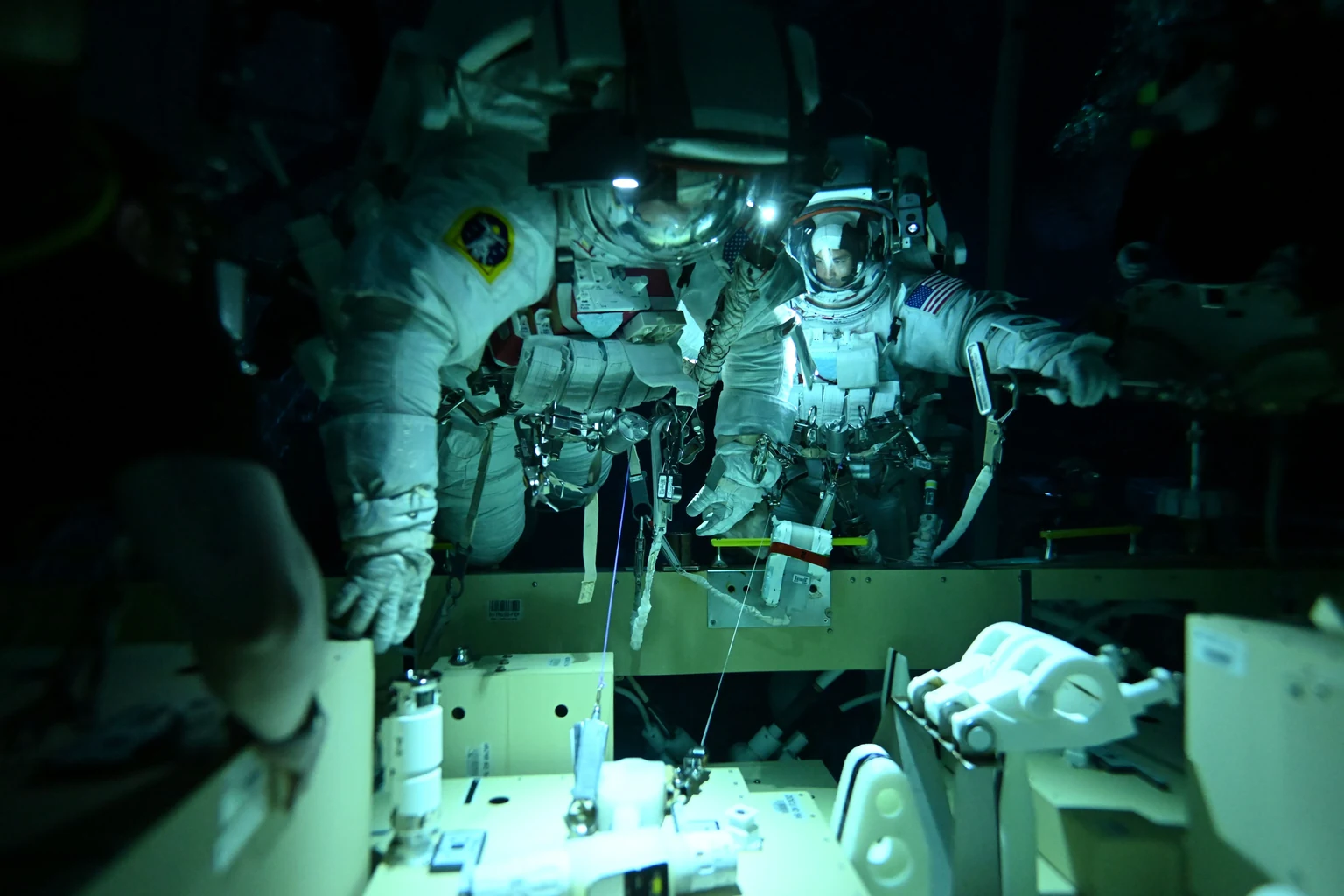 Εικόνα τεκμηρίωσης της NASA για το θέμα: Ο Ike Theriot Βοηθά στην προετοιμασία των αστροναυτών για να εργαστούν στη Σελήνη.