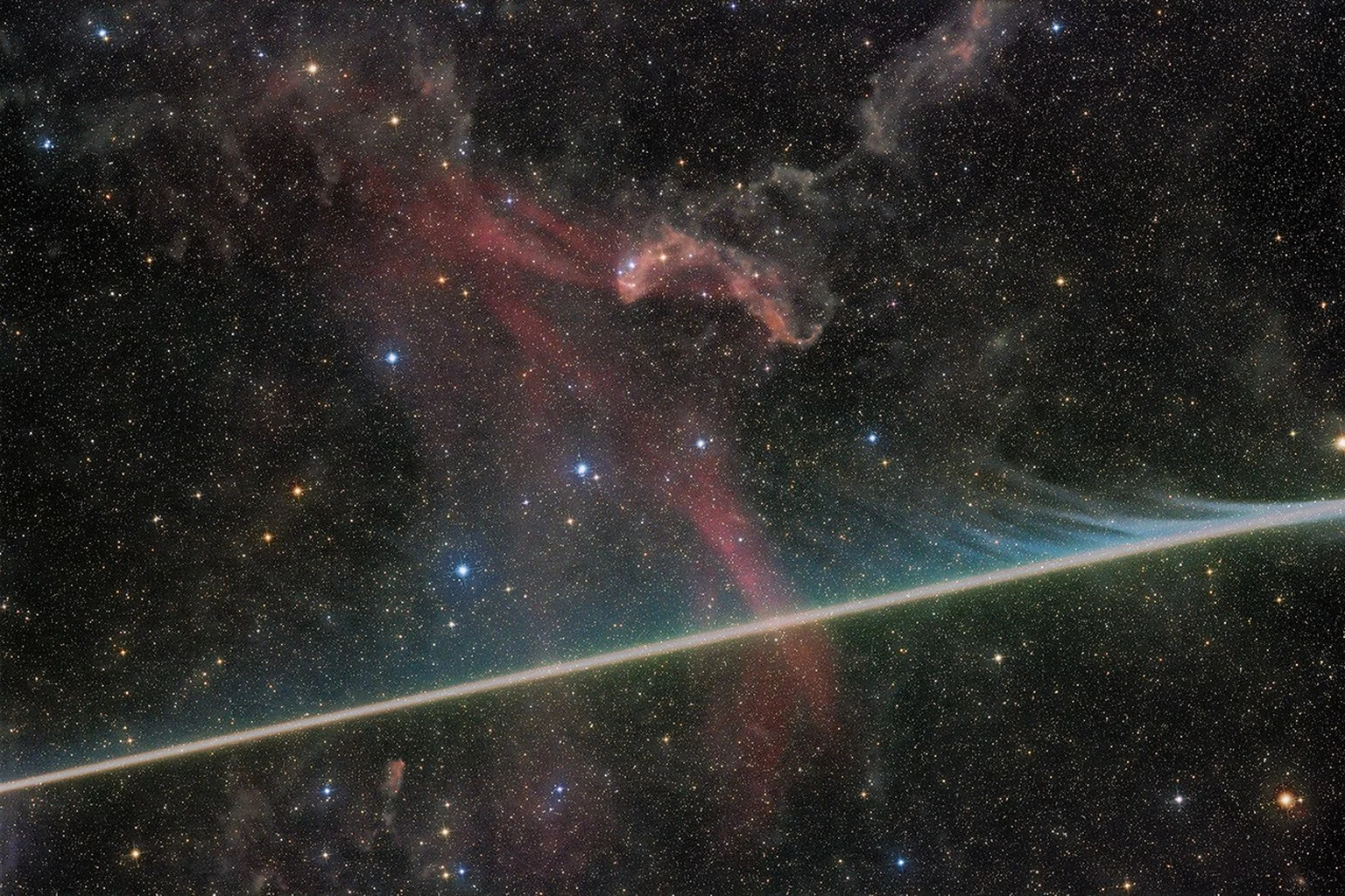 Εικόνα τεκμηρίωσης της NASA για το θέμα: ΑΠΟΔ: 2026 Αυγούστου 3 – Φωτοβόμβες μετεωρίτη που εξατμίζουν το νεφέλωμα Λακέρτα.