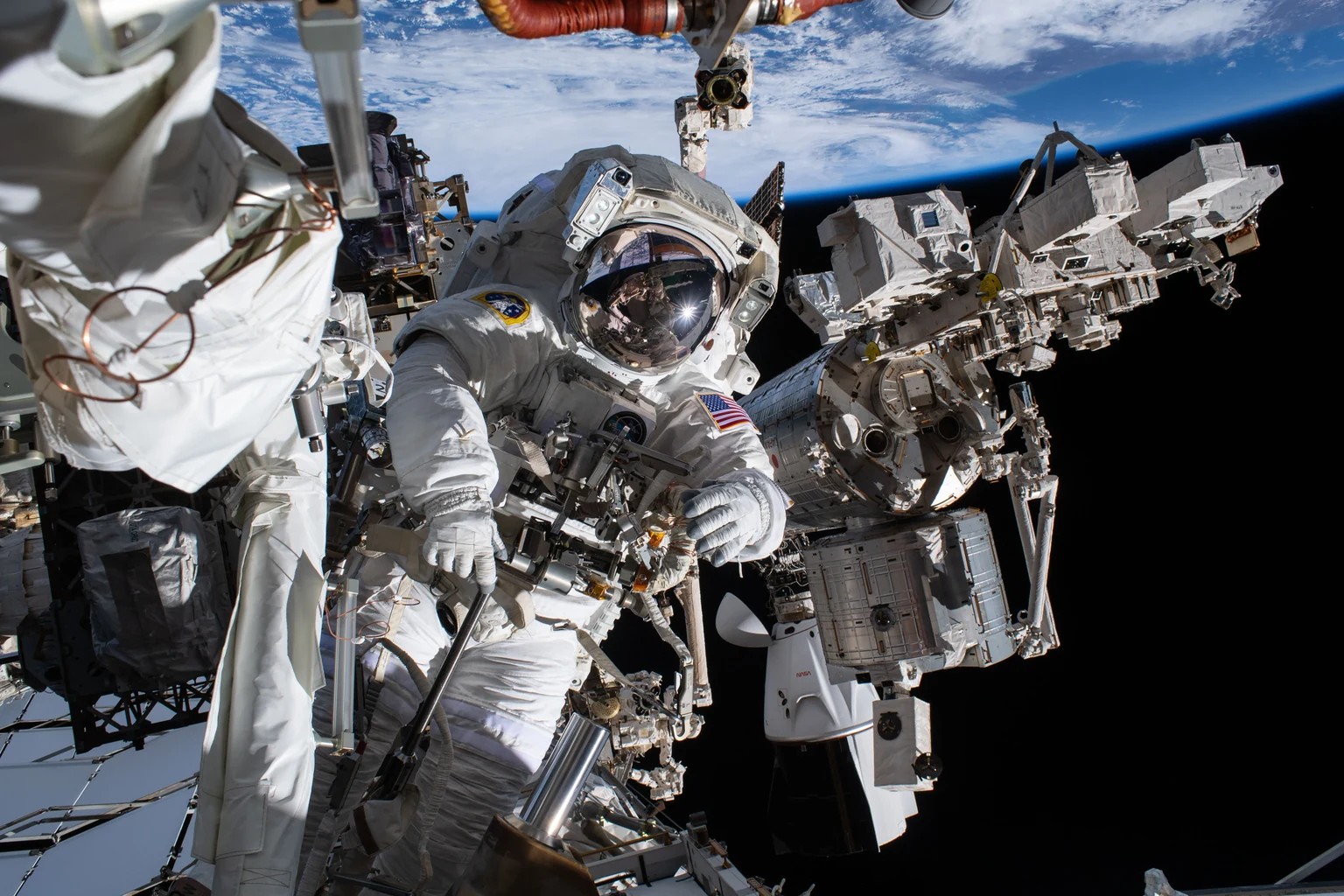 Εικόνα τεκμηρίωσης της NASA για το θέμα: Ο αστροναύτης της NASA Κρις Γουίλιαμς κλείνει την αποστολή διαστημικού σταθμού.