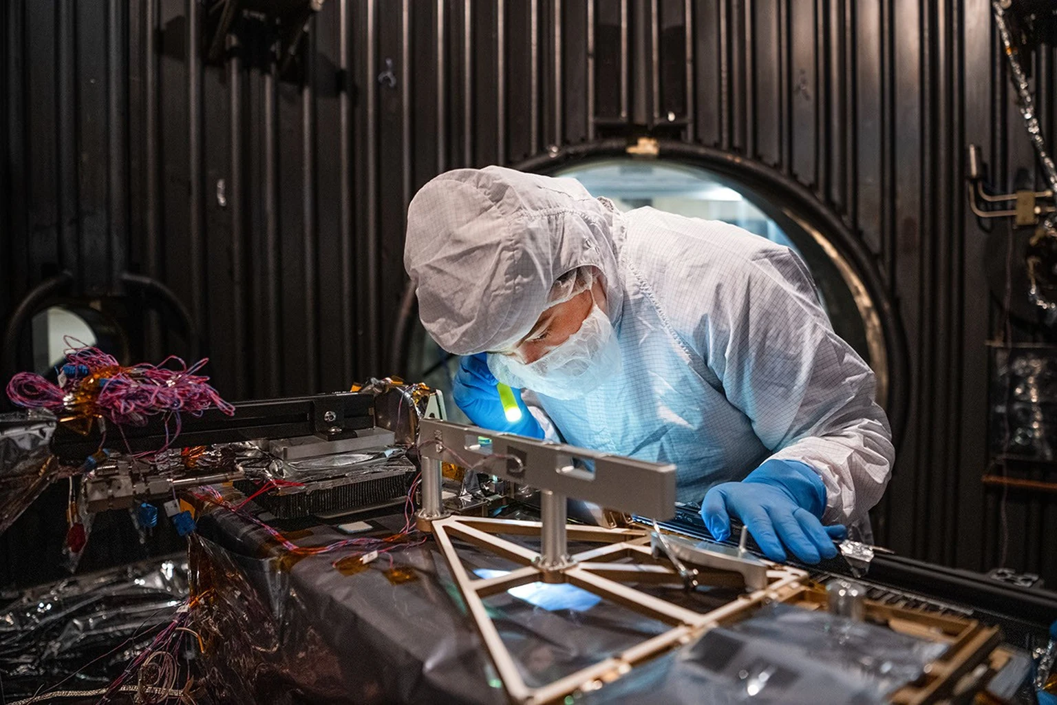 Εικόνα τεκμηρίωσης της NASA για το θέμα: NASA Ολοκληρώνει Astronaut-Αναπτυγμένο επιστημονικό όργανο για τη σεληνιακή επιφάνεια.