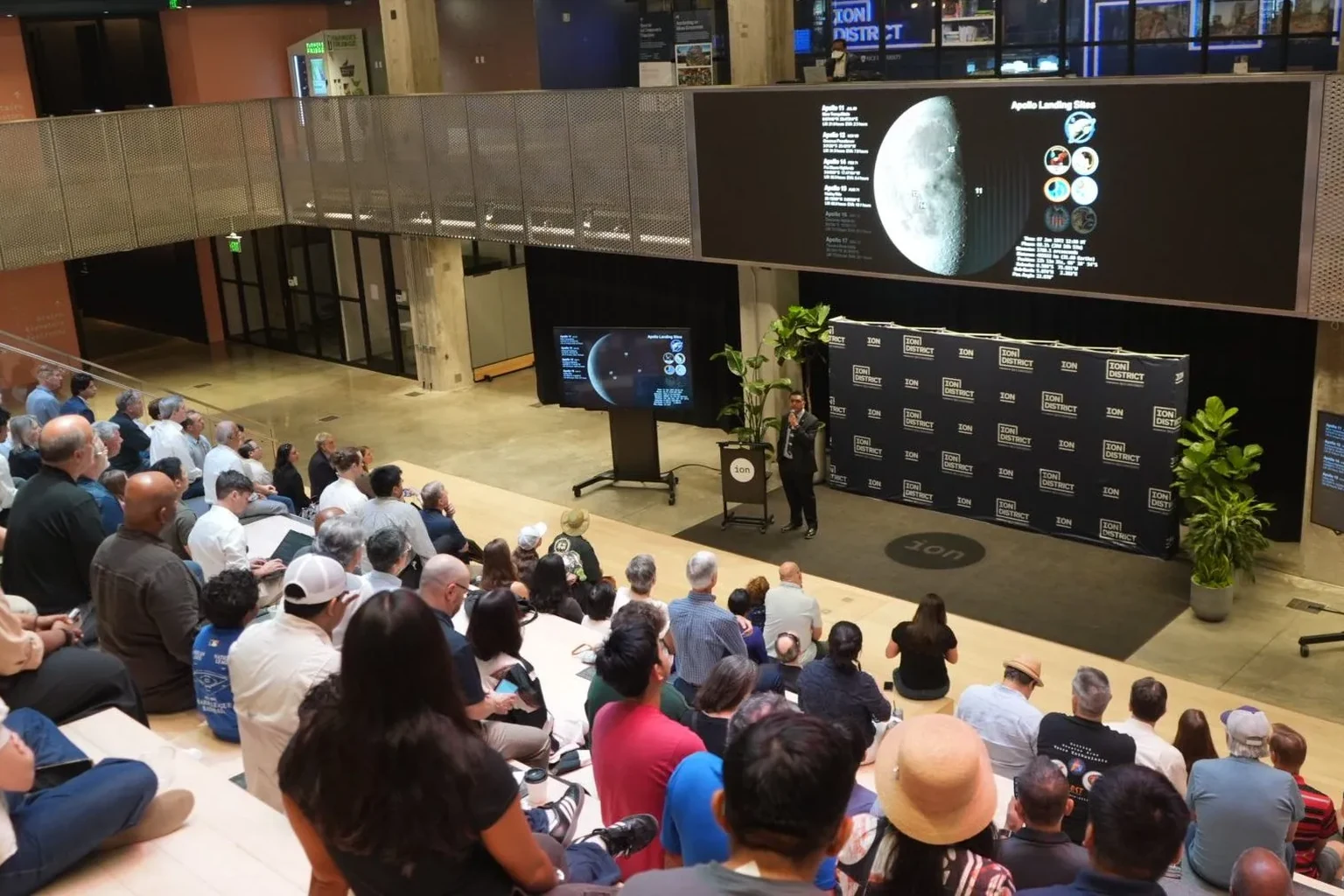 Εικόνα τεκμηρίωσης της NASA για το θέμα: Κτίριο της Βάσης της Σελήνης: Ιστορίες της NASA στο Ίον.