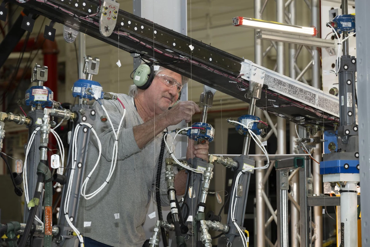 Εικόνα τεκμηρίωσης της NASA για το θέμα: Η NASA σπρώχνει το νέο σχεδιασμό πτερύγων για να βρει δομικά όρια.