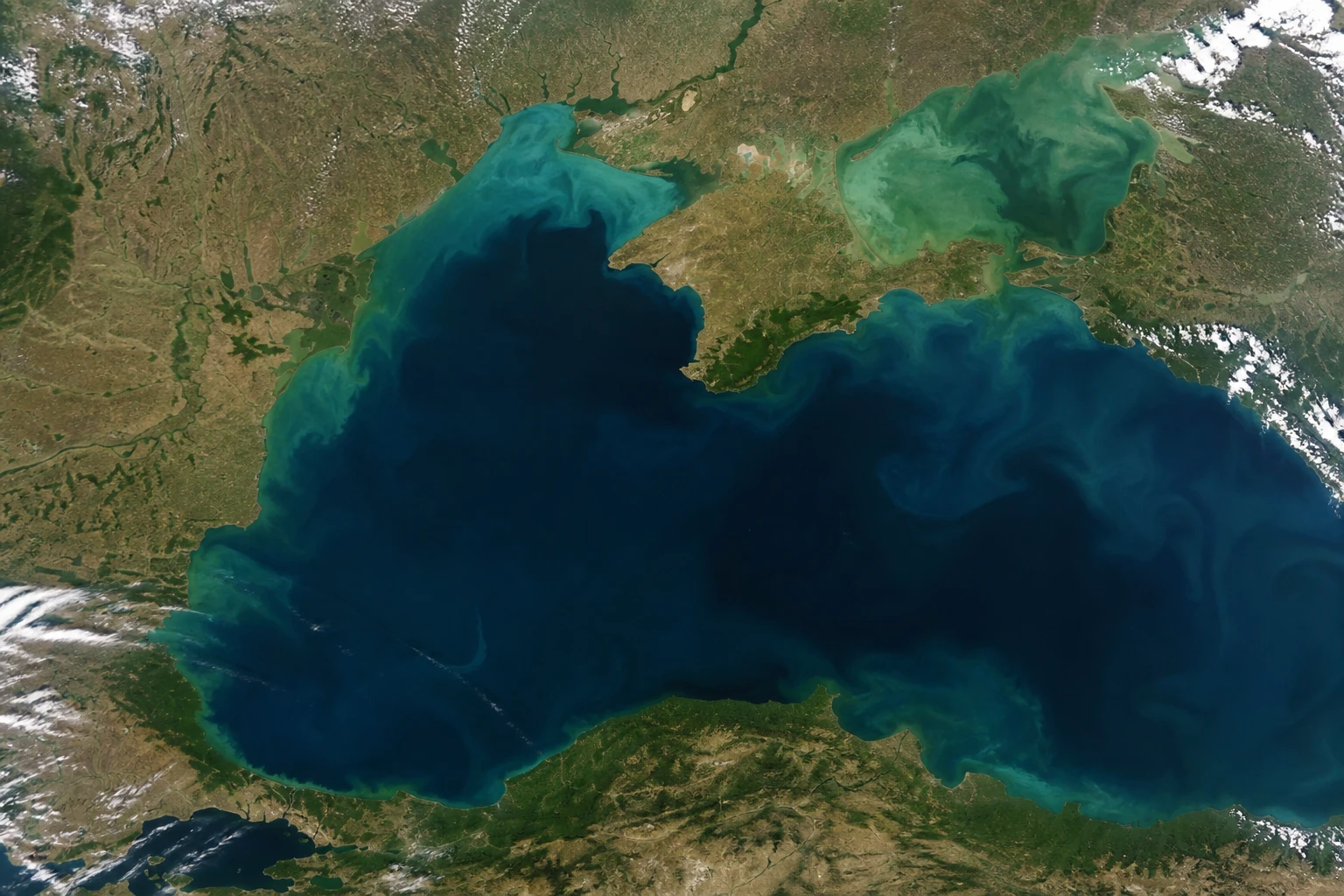 Δημοσιογραφική εικόνα για το θέμα: Μια τυρκουάζ απόχρωση για τη Μαύρη Θάλασσα