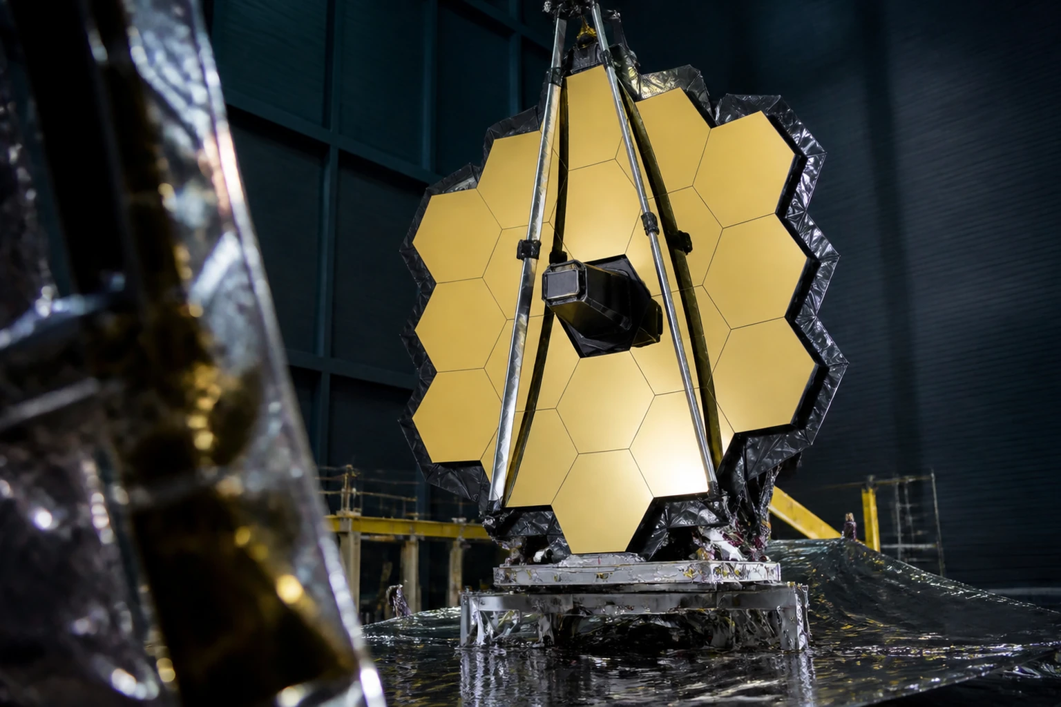 Δημοσιογραφική εικόνα για το θέμα: Το Webb της NASA Καρφώνει Εκατομμύρια Αστέρια Μέσα στον Γαλαξία του Πούρα