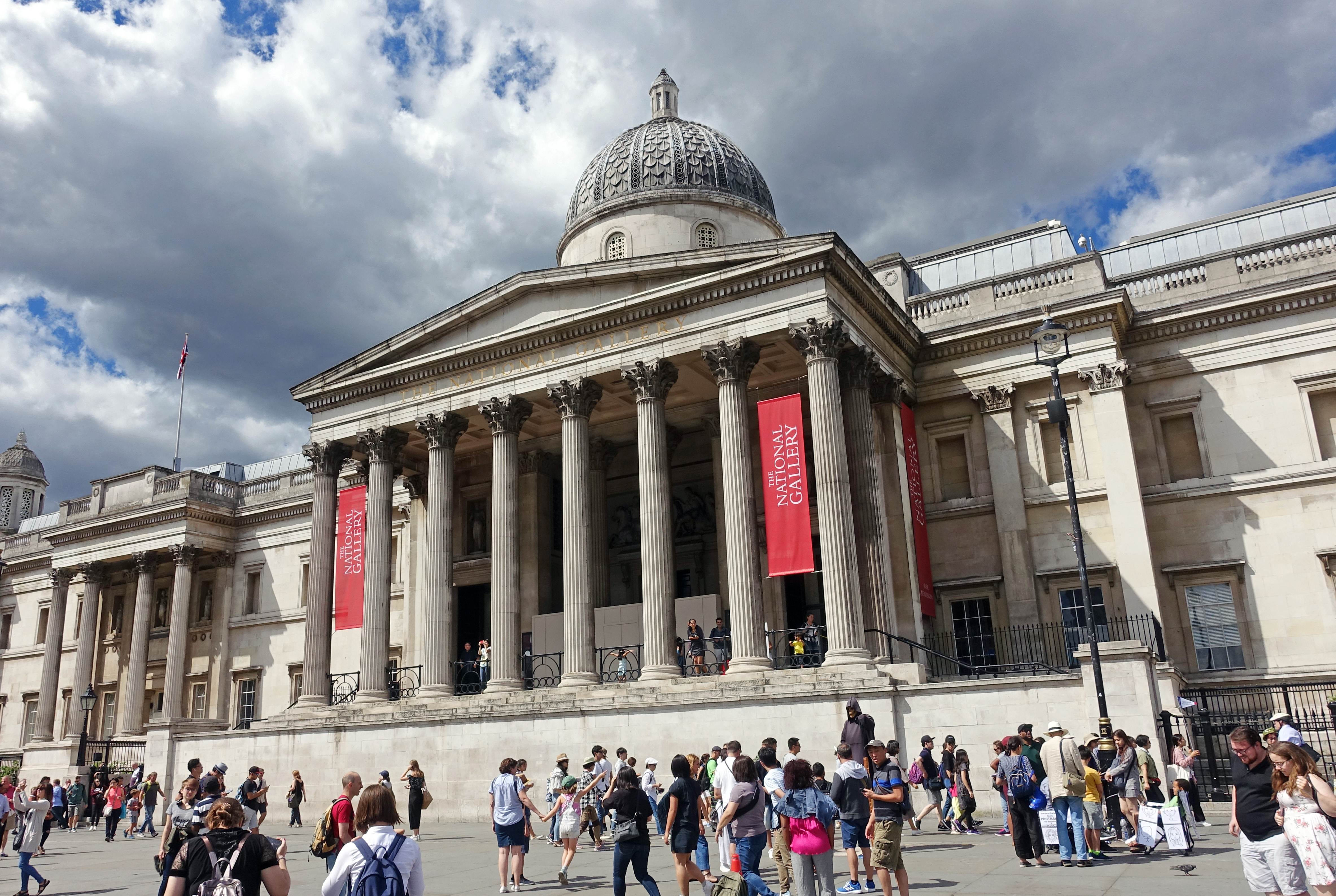 Πρόσοψη της National Gallery στο Λονδίνο με τρούλο, κίονες και επισκέπτες στην πλατεία, σε φωτογραφία αρχείου.