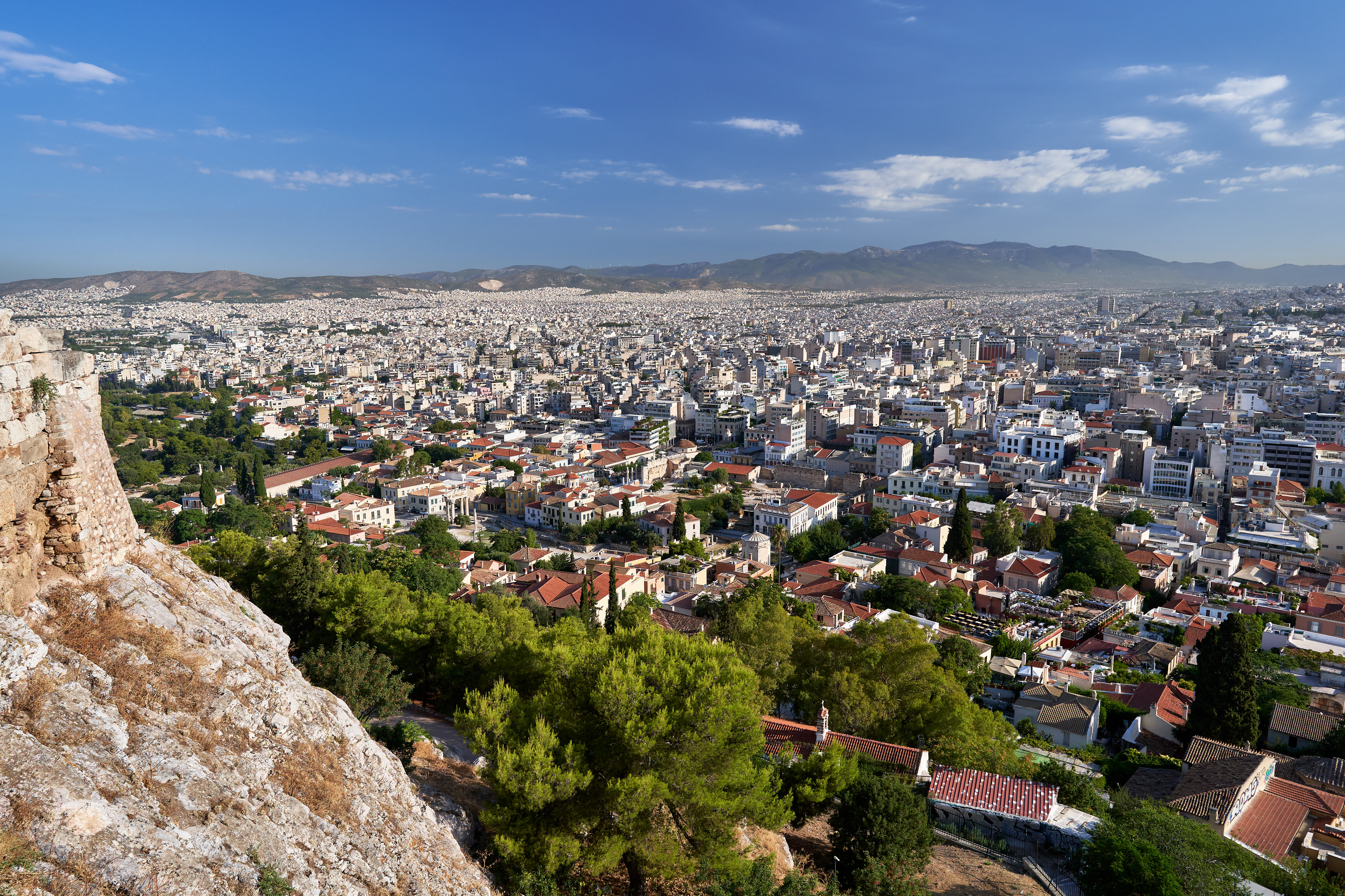 Πανοραμική άποψη της Αθήνας από την Ακρόπολη, με κτίρια, πράσινο και γαλάζιο ουρανό, σε φωτογραφία αρχείου.
