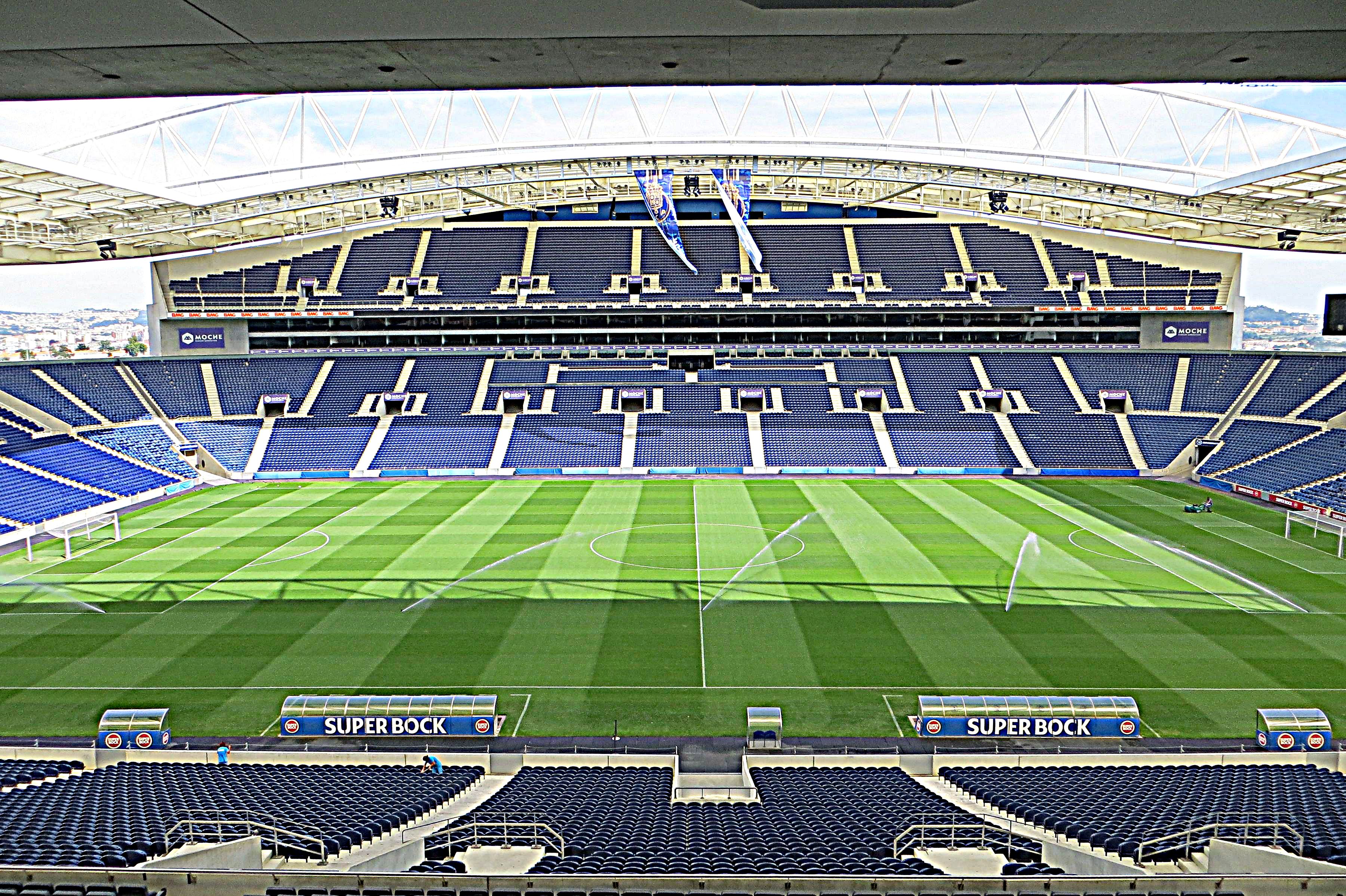 Ο αγωνιστικός χώρος του Estádio do Dragão με άδειες μπλε κερκίδες, οροφή, εστίες και εκτοξευτήρες ποτίσματος, σε φωτογραφία αρχείου.