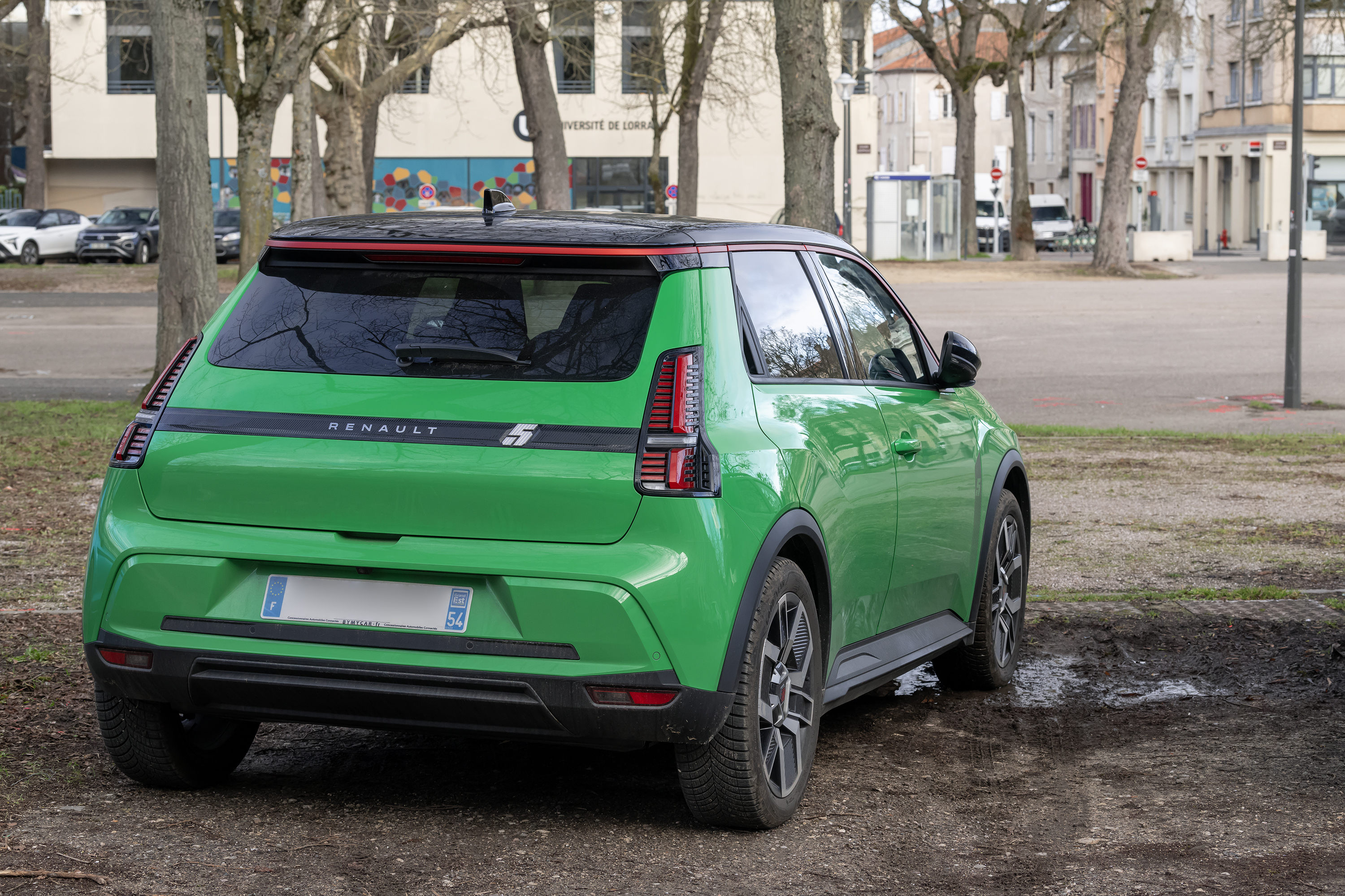 Πράσινο Renault 5 E-Tech Electric από πίσω και πλάγια, σταθμευμένο σε αστικό περιβάλλον, σε φωτογραφία αρχείου του 2025.