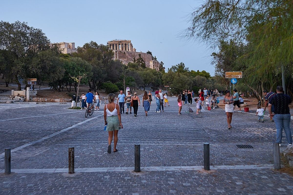 Η Διονυσίου Αρεοπαγίτου με δέντρα, περιπατητές και την Ακρόπολη στο βάθος, σε φωτογραφία αρχείου του 2020.