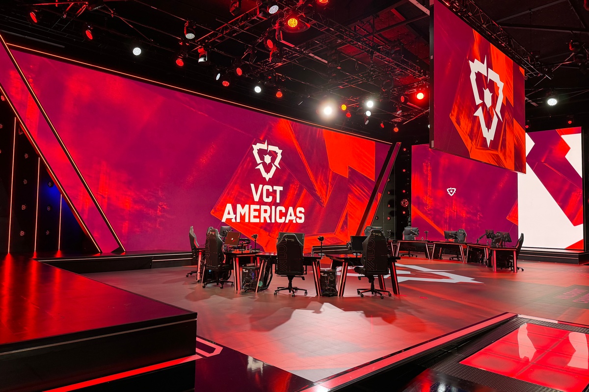 Πραγματική σκηνή του VCT Americas με υπολογιστές και θέσεις παικτών στο Λος Άντζελες, το 2024.