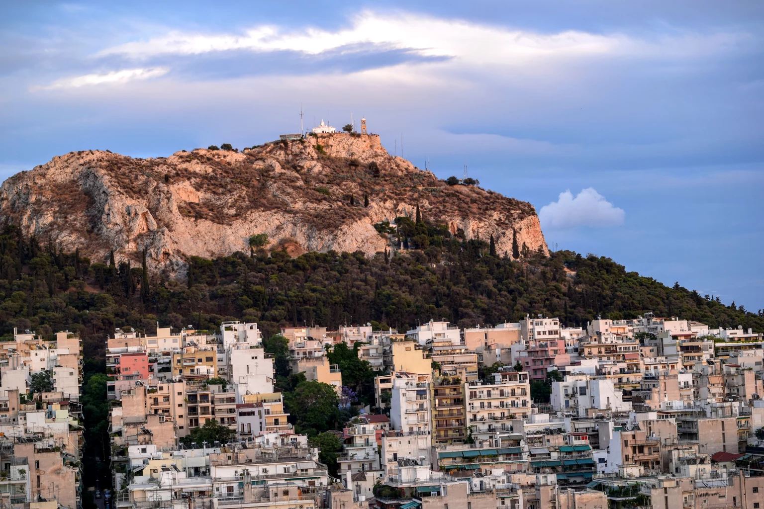 Λυκαβηττός και αθηναϊκά κτίρια σε θέα από τον Στρέφη, φωτογραφία αρχείου του 2016· όχι τα ακίνητα της συμφωνίας.