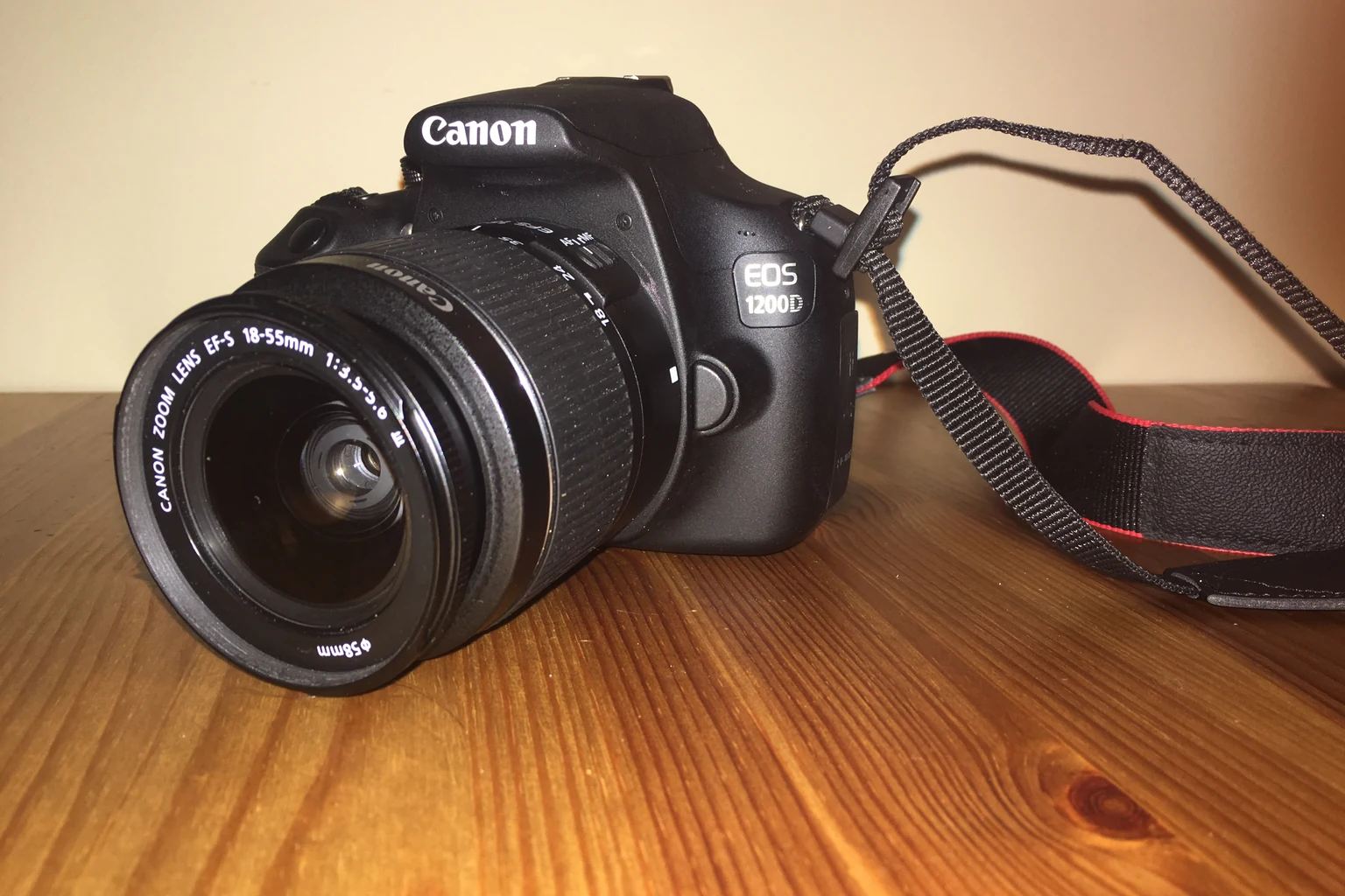 Μαύρη φωτογραφική μηχανή Canon με φακό και λουρί πάνω σε ξύλινη επιφάνεια, ενδεικτική φωτογραφία αρχείου του 2017, όχι η έκθεση Αμαρουσίου.