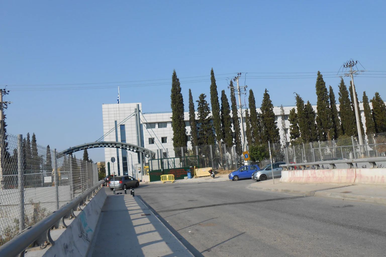 Εξωτερική άποψη του Υπουργείου Παιδείας, με την είσοδο, δέντρα και δρόμο, σε φωτογραφία αρχείου του 2012.