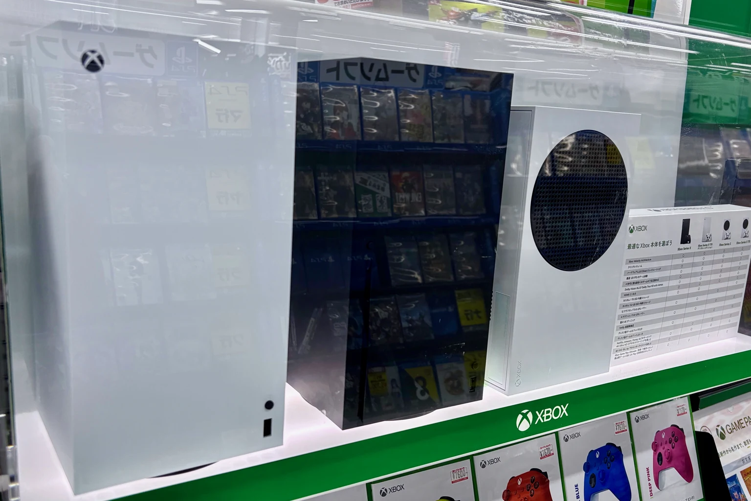 Κονσόλες Xbox Series X και Series S σε γυάλινη βιτρίνα καταστήματος — φωτογραφία αρχείου του 2025