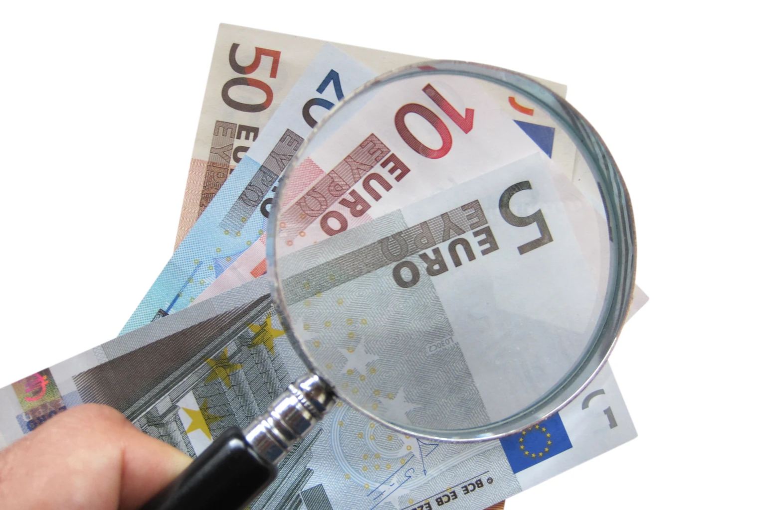 Χέρι κρατά μεγεθυντικό φακό πάνω σε μερικώς επικαλυπτόμενα χαρτονομίσματα ευρώ· ενδεικτική φωτογραφία αρχείου του 2011, όχι η εκδήλωση Χαλανδρίου.