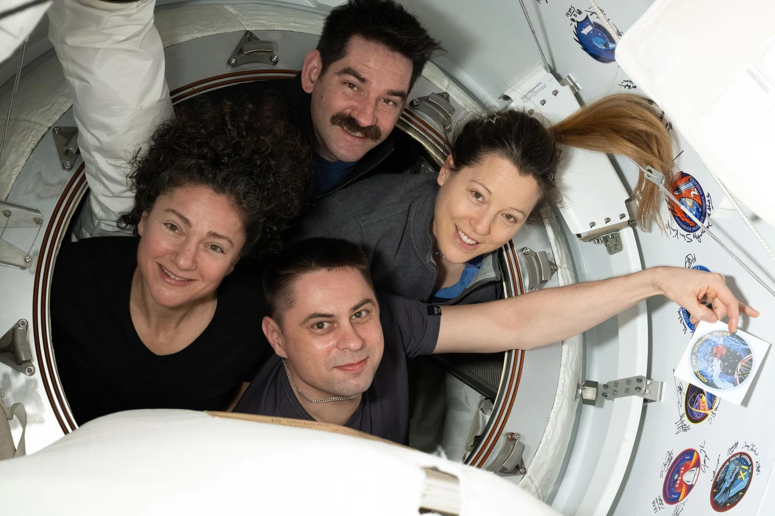 Τα τέσσερα μέλη του Crew-12 στον χώρο σύνδεσης του Dragon με τον ISS τον Σεπτέμβριο του 2026 — φωτογραφία αρχείου.