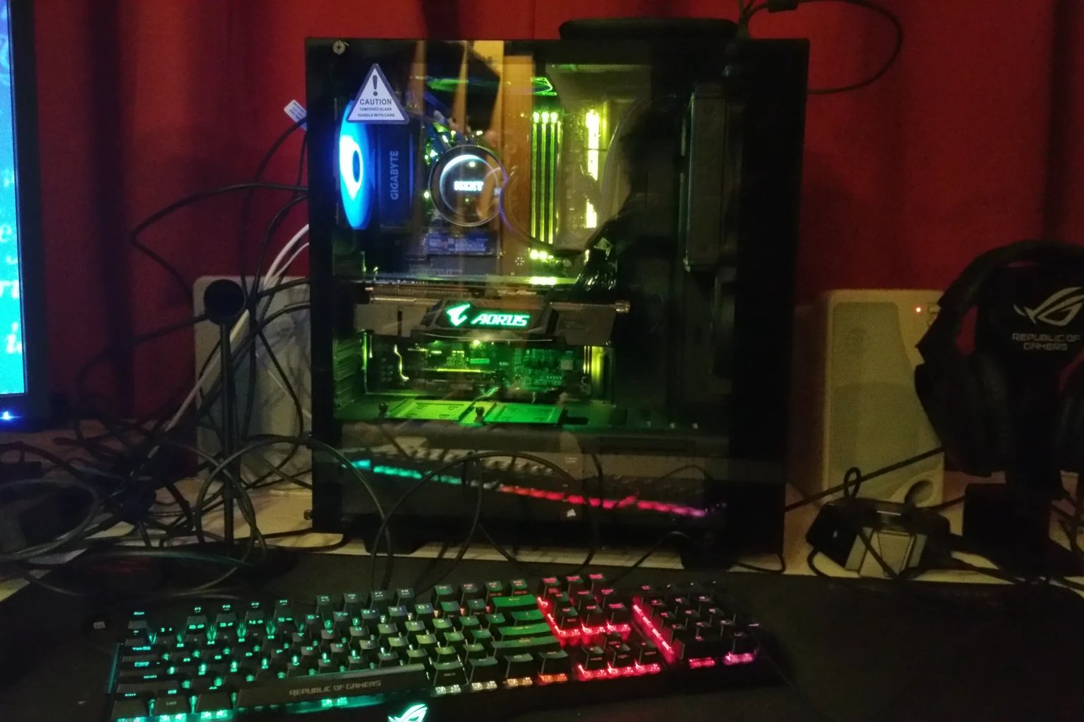 Φωτογραφία αρχείου gaming PC με φωτιζόμενη θήκη, πληκτρολόγιο και ακουστικά.