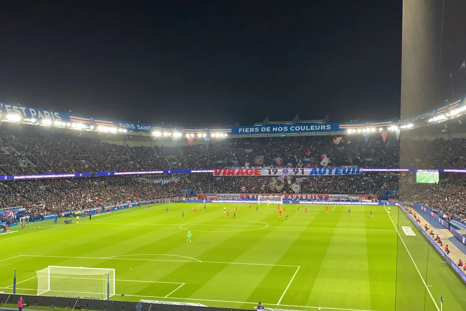 Νυχτερινή φωτογραφία αρχείου του γηπέδου Parc des Princes με αγωνιστικό χώρο και κερκίδες.