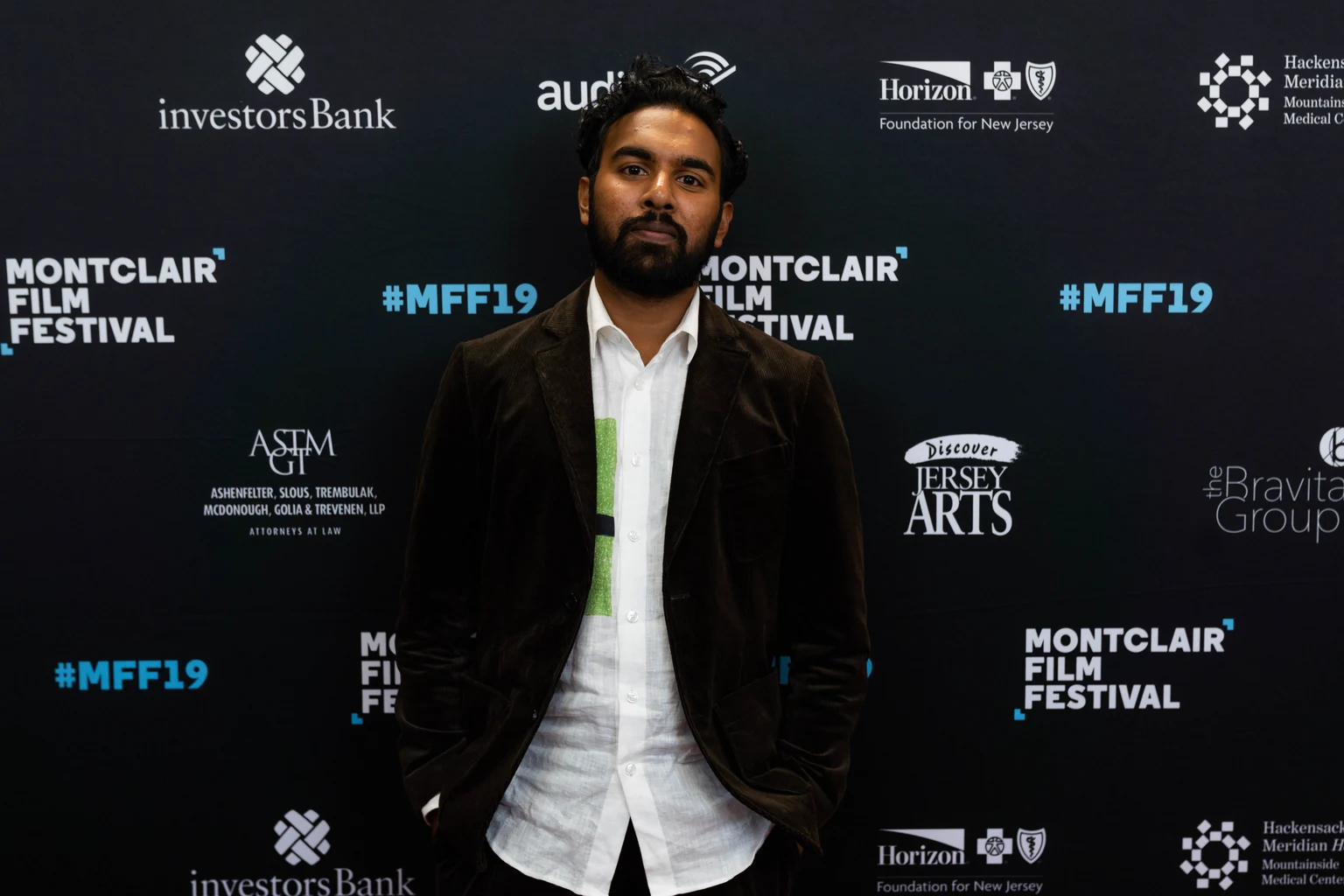 Ο Himesh Patel μπροστά σε φόντο του Montclair Film Festival — φωτογραφία αρχείου του 2019.