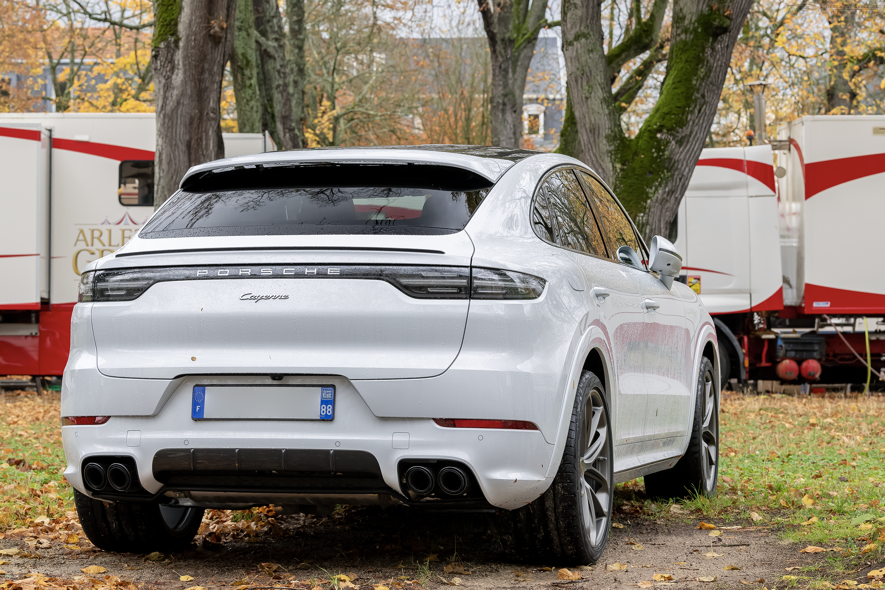Λευκή Porsche Cayenne Coupé από πίσω σε φθινοπωρινό εξωτερικό χώρο· φωτογραφία αρχείου 2021.