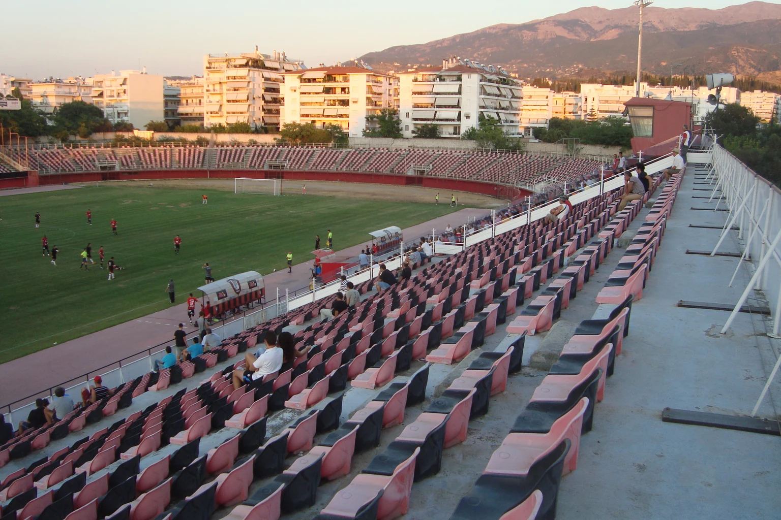 Ο αγωνιστικός χώρος και οι κερκίδες της Παναχαϊκής στην Πάτρα, με παίκτες και θεατές σε φωτογραφία αρχείου του 2011· όχι η κλήρωση ή επιβεβαιωμένο γήπεδο των Ελπίδων για τον Νοέμβριο 2026.