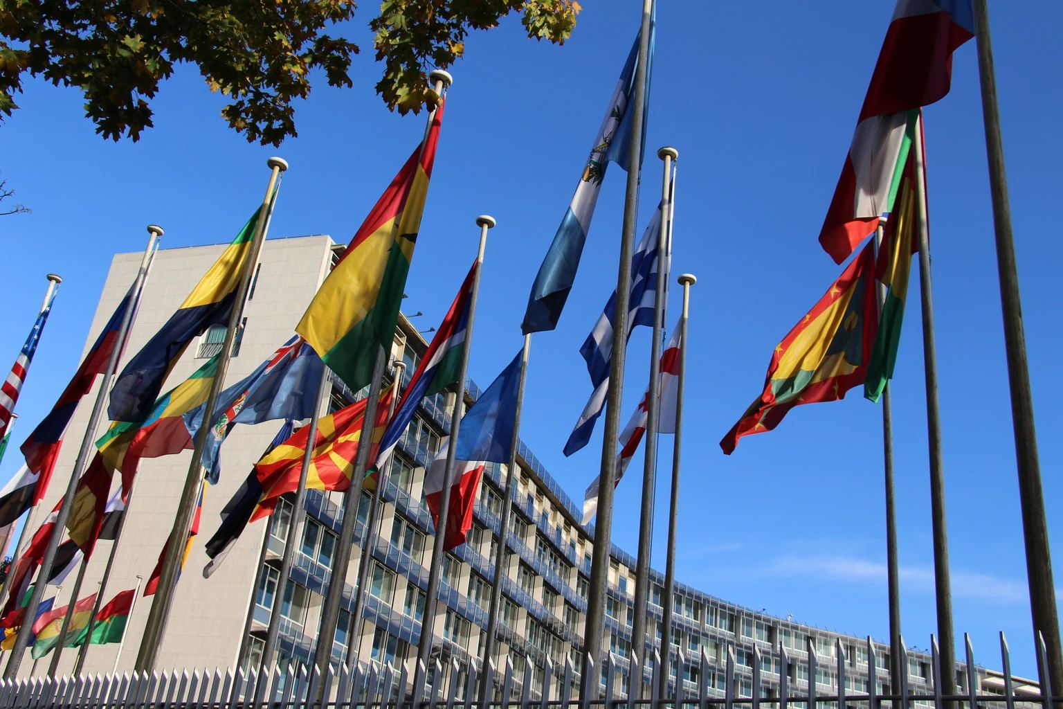 Έδρα UNESCO και σημαίες στο Παρίσι· φωτογραφία αρχείου 9 Νοεμβρίου 2015, όχι η συνάντηση στο Σαντιάγο το 2026.