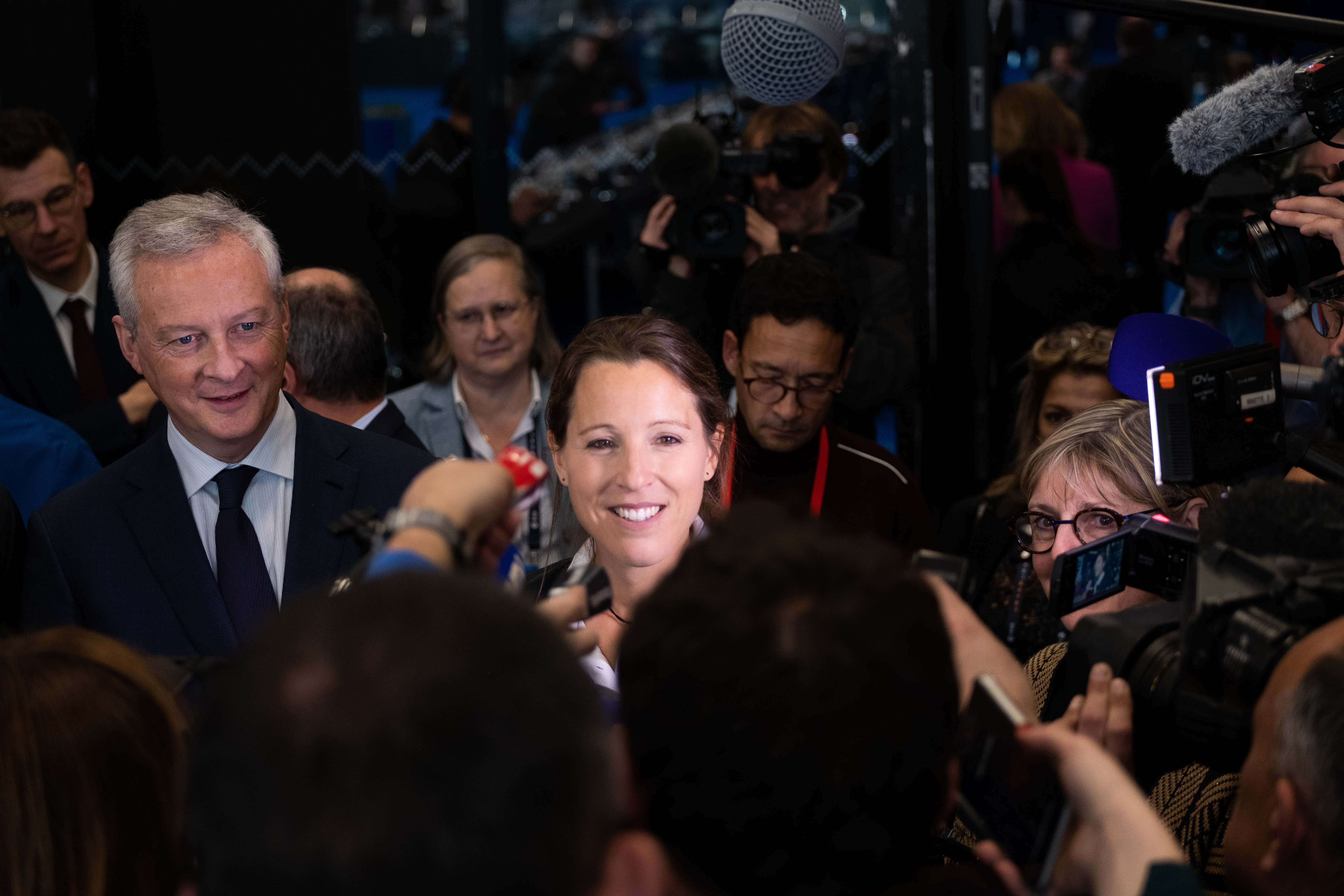 Η Sophie Adenot στο κέντρο δημοσιογράφων και καμερών σε δημόσια εκδήλωση της ESA στο Παρίσι το 2022.