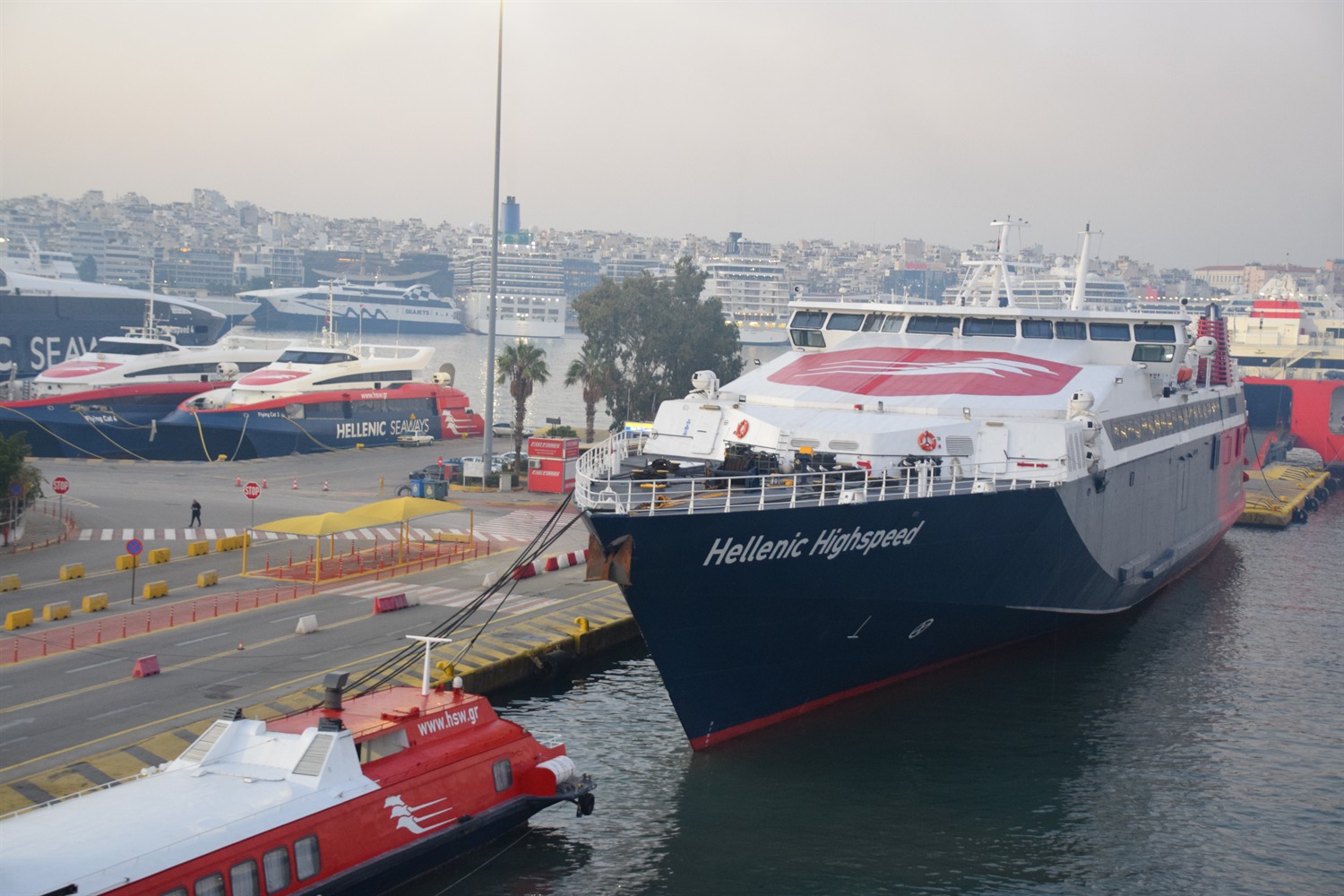 Πλοία και κτίρια στο λιμάνι του Πειραιά σε φωτογραφία αρχείου της 27ης Οκτωβρίου 2022, όχι σημερινά δρομολόγια ή συνθήκες.