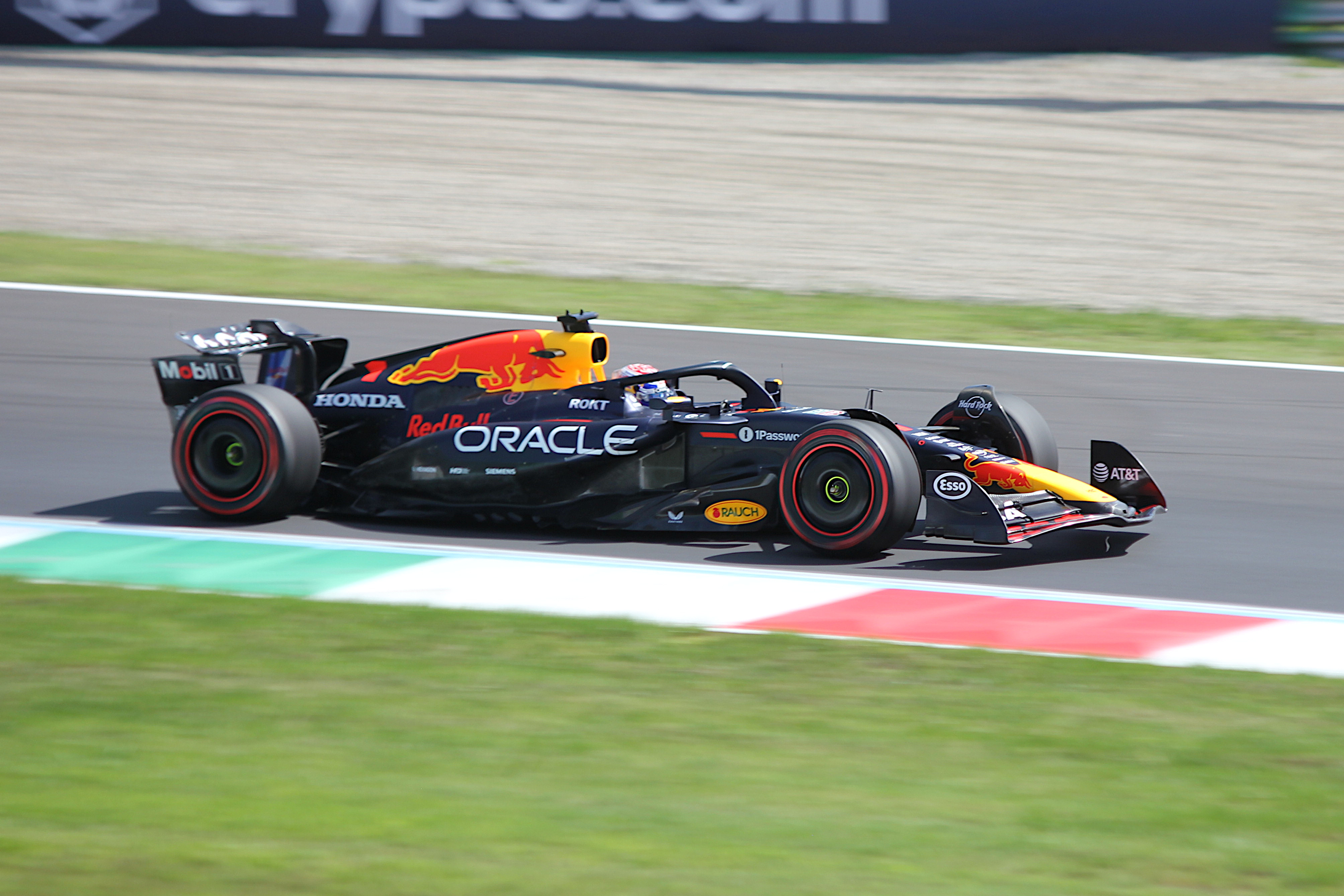 Η Red Bull RB21 του Max Verstappen στην πίστα της Monza, δίπλα σε ιταλικά τρίχρωμα kerbs· πραγματική φωτογραφία αρχείου του Σεπτεμβρίου 2025, όχι Σιγκαπούρη 2026.