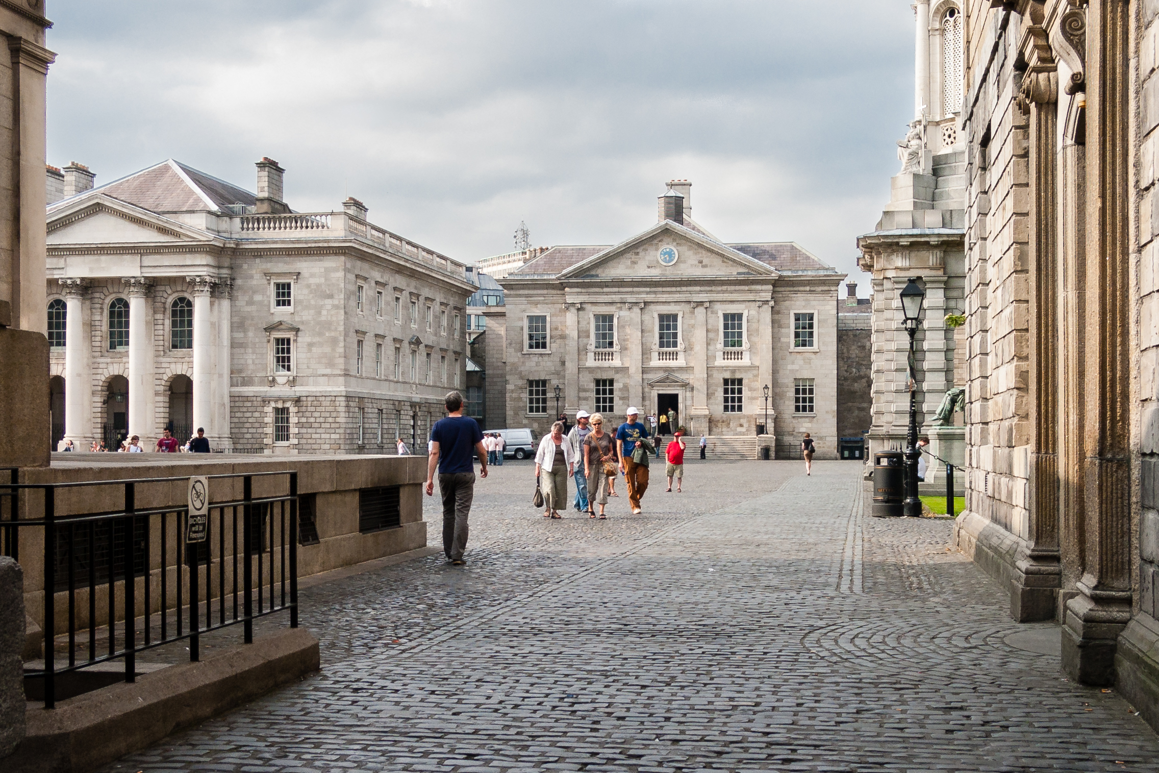 Κτίρια και λιθόστρωτη αυλή του Trinity College Dublin με επισκέπτες, σε φωτογραφία αρχείου της 10ης Ιουνίου 2007· όχι η Digital Week του 2026.