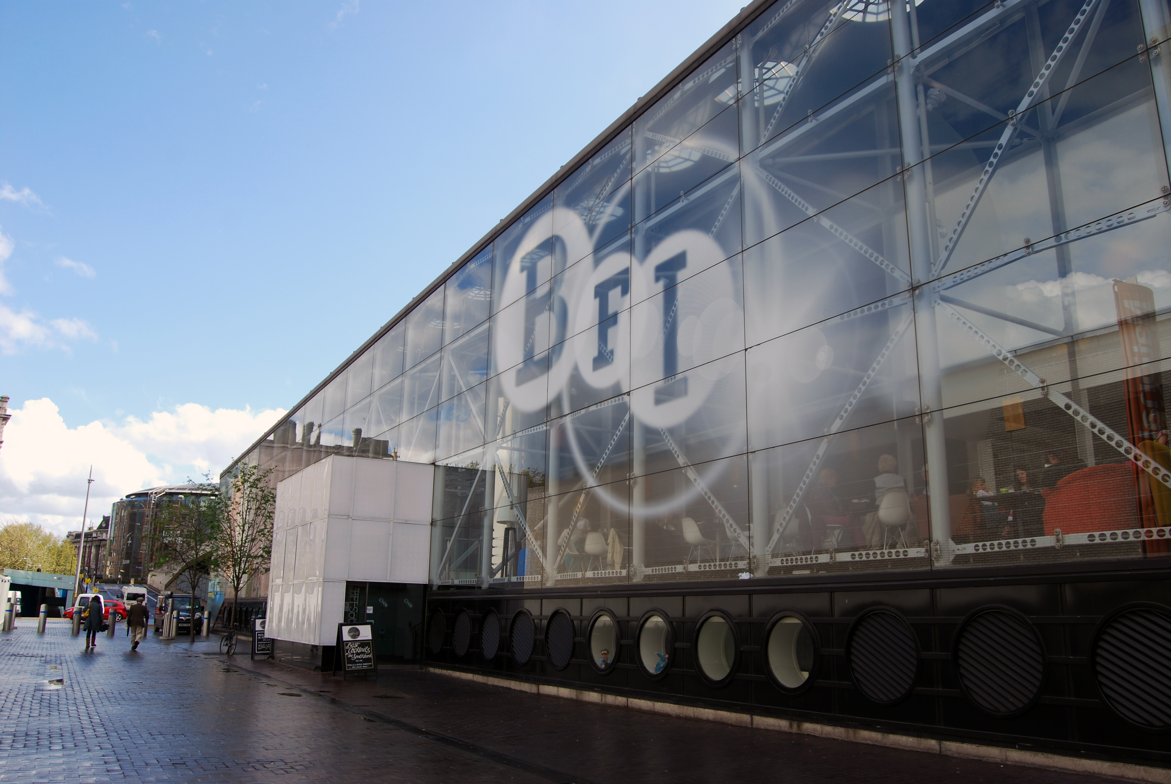 Γυάλινη πρόσοψη του BFI Southbank με σήμανση BFI, όπως φωτογραφήθηκε το 2012.