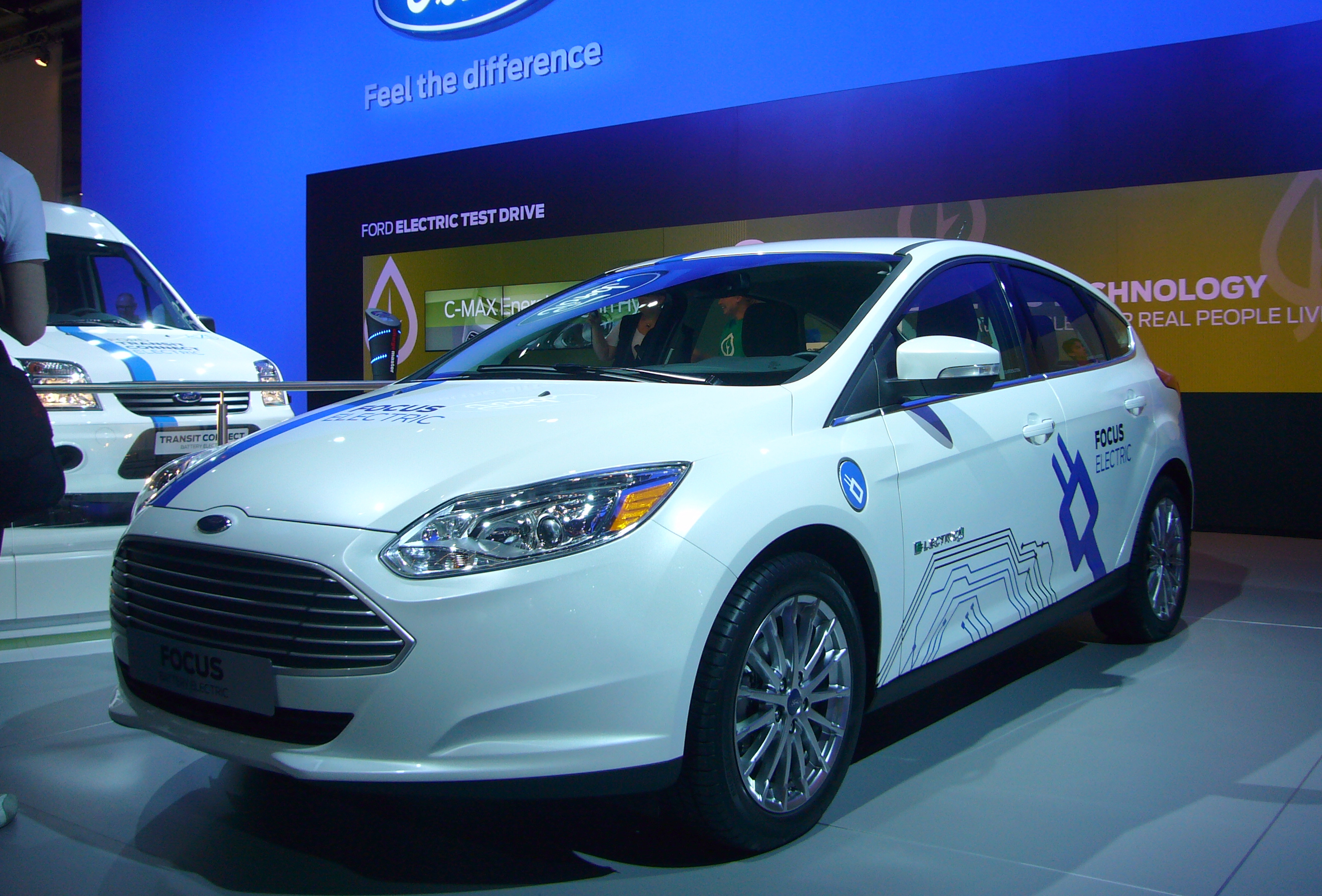 Λευκό Ford Focus Electric σε εκθεσιακό χώρο στην AutoRAI Άμστερνταμ· πραγματική φωτογραφία αρχείου του 2011.