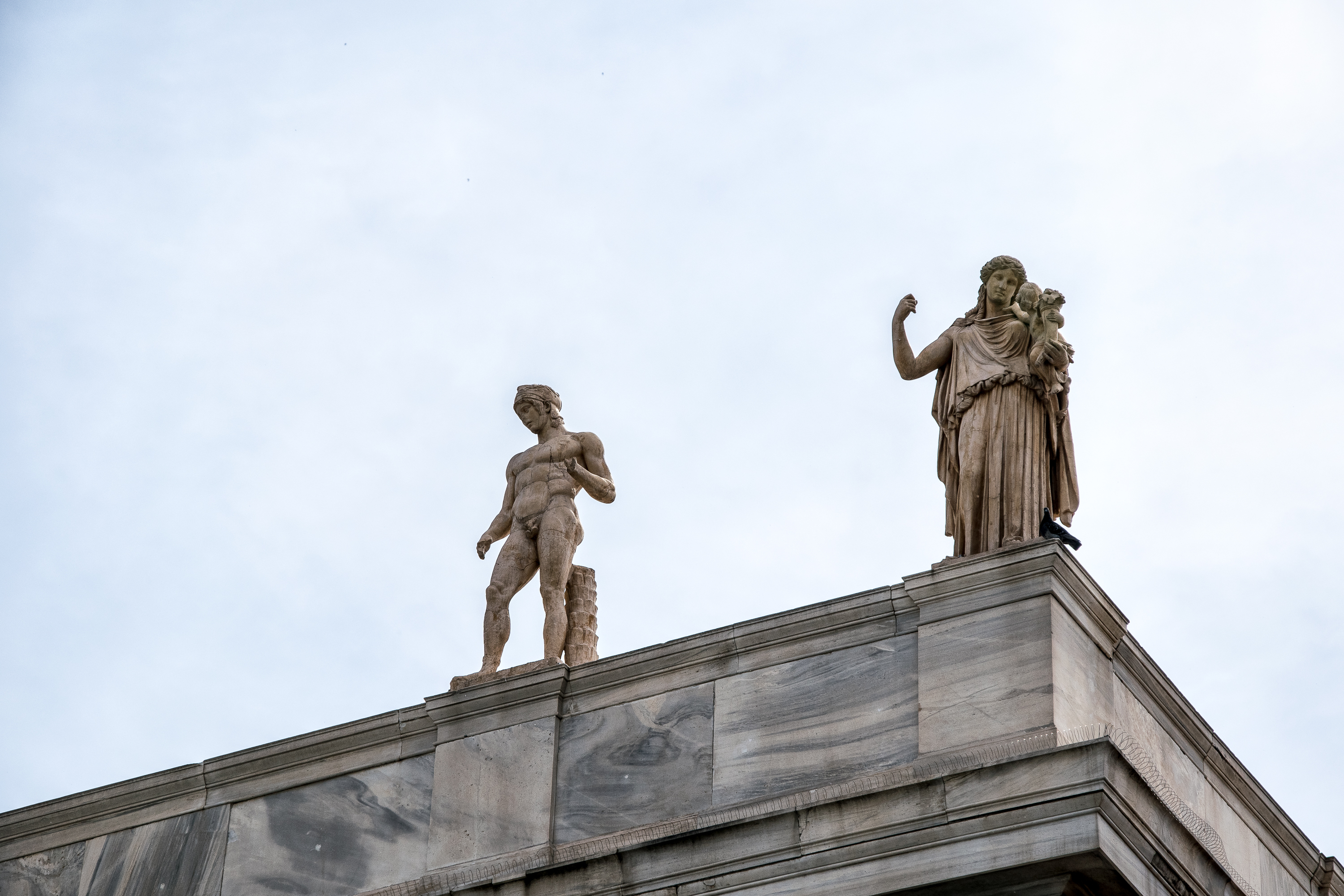 Μαρμάρινες μορφές και τμήμα της στέγης του Εθνικού Αρχαιολογικού Μουσείου· φωτογραφία αρχείου του 2015.