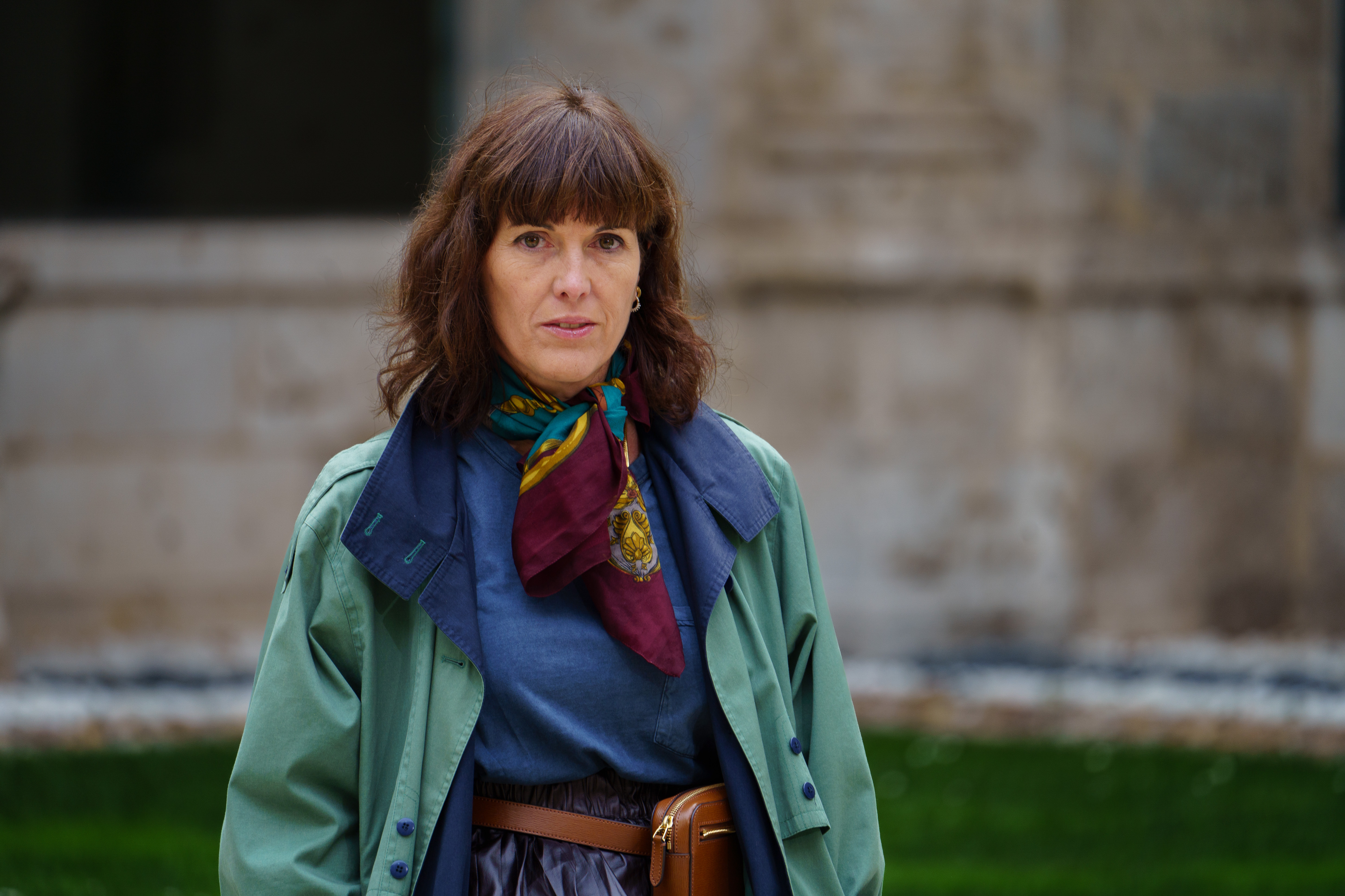 Η Montse Triola σε υπαίθρια φωτογραφία με πράσινο παλτό και πολύχρωμο φουλάρι· αρχείο Seminci του 2025, όχι το masterclass του 2026.