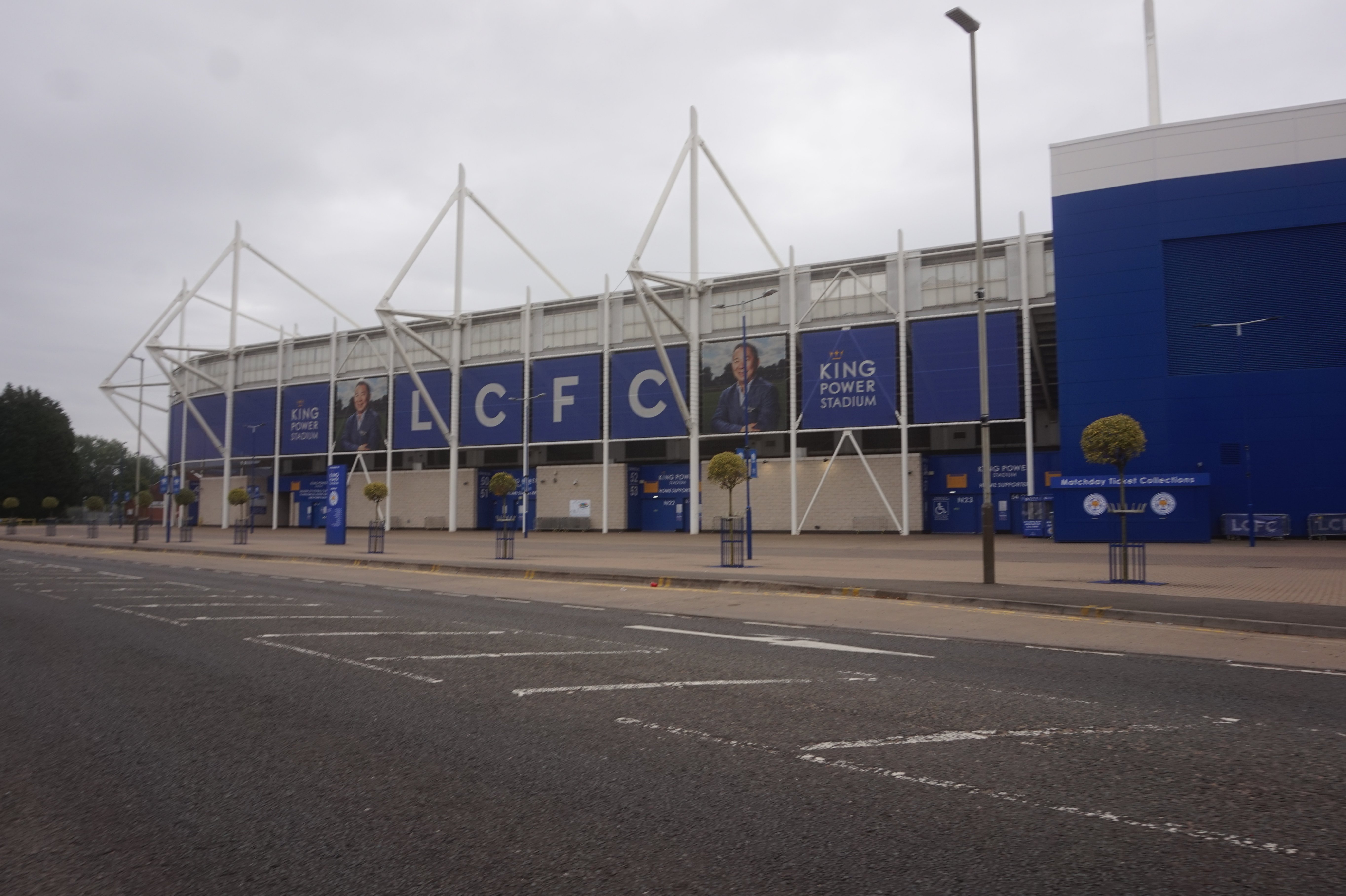 Η μπλε και λευκή πρόσοψη του King Power Stadium στο Λέστερ, με τις επιγραφές του γηπέδου και δρόμο μπροστά· πραγματική φωτογραφία αρχείου του 2021, όχι του αγώνα Αγγλίας–Ελλάδας.