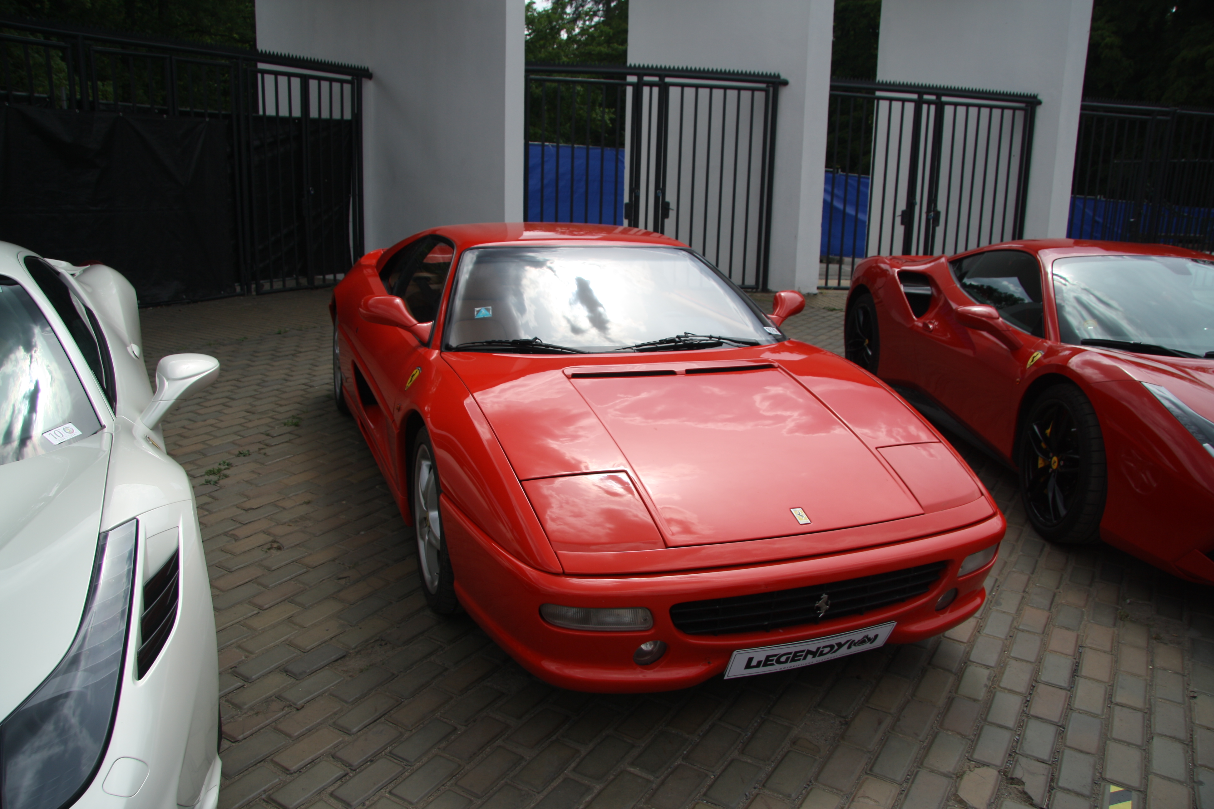Πραγματική κόκκινη Ferrari F355 ανάμεσα σε άλλα αυτοκίνητα στην Πράγα· αρχείο 9 Ιουνίου 2018, όχι gameplay.