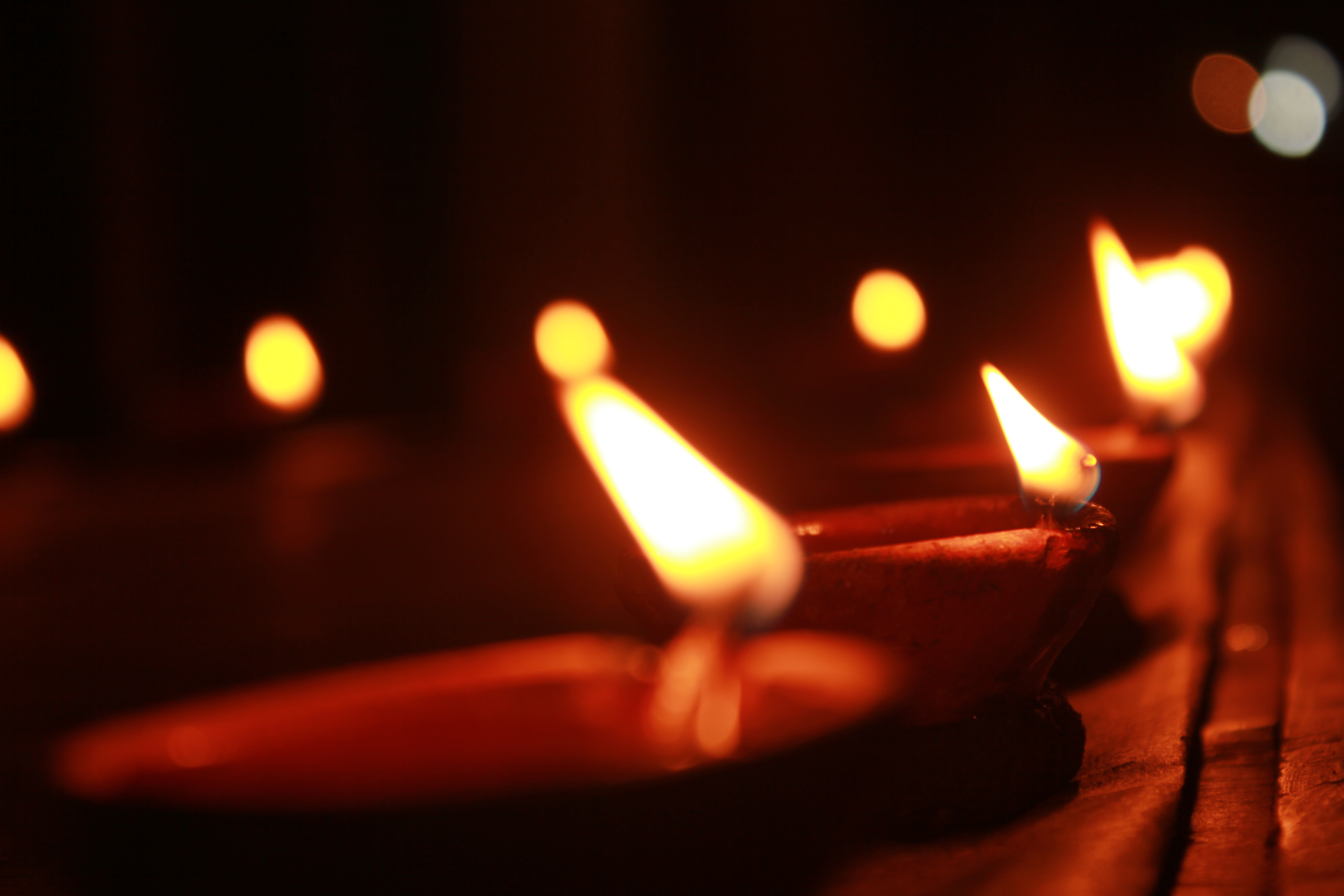 Αναμμένα πήλινα λυχνάρια Diwali στην Ινδία· πραγματική φωτογραφία αρχείου του 2012.