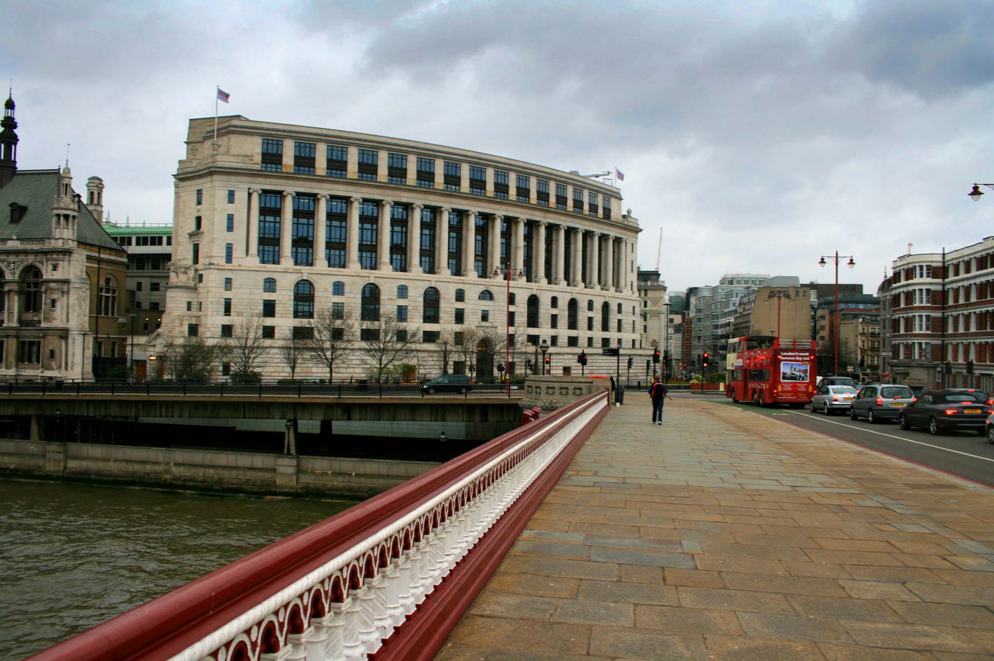 Το εξωτερικό του Unilever House όπως φαίνεται από δημόσια γέφυρα στο Λονδίνο· φωτογραφία αρχείου του 2008.