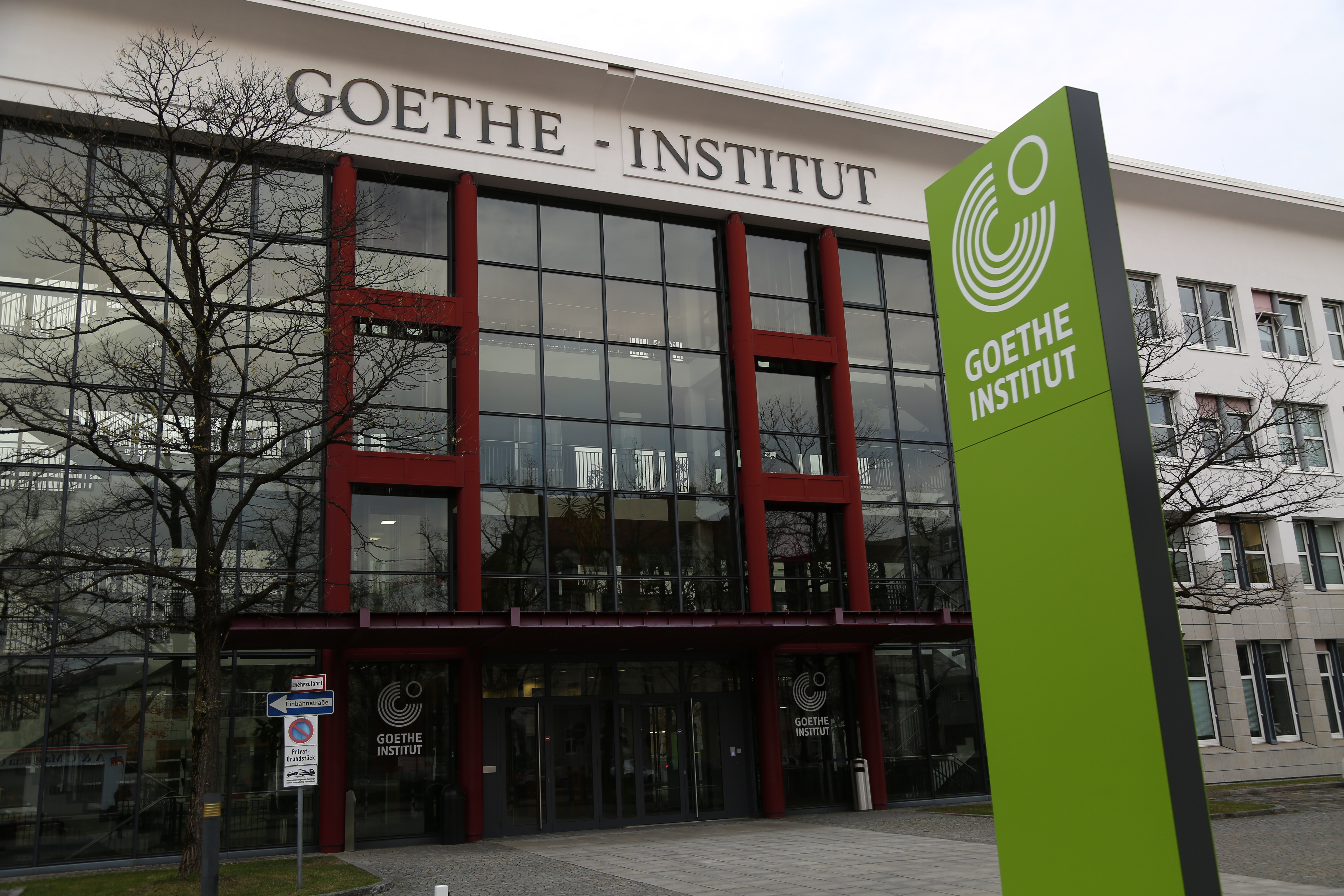 Η πρόσοψη της πρώην έδρας του Goethe-Institut στο Μόναχο και η πράσινη πινακίδα του· φωτογραφία του 2017.