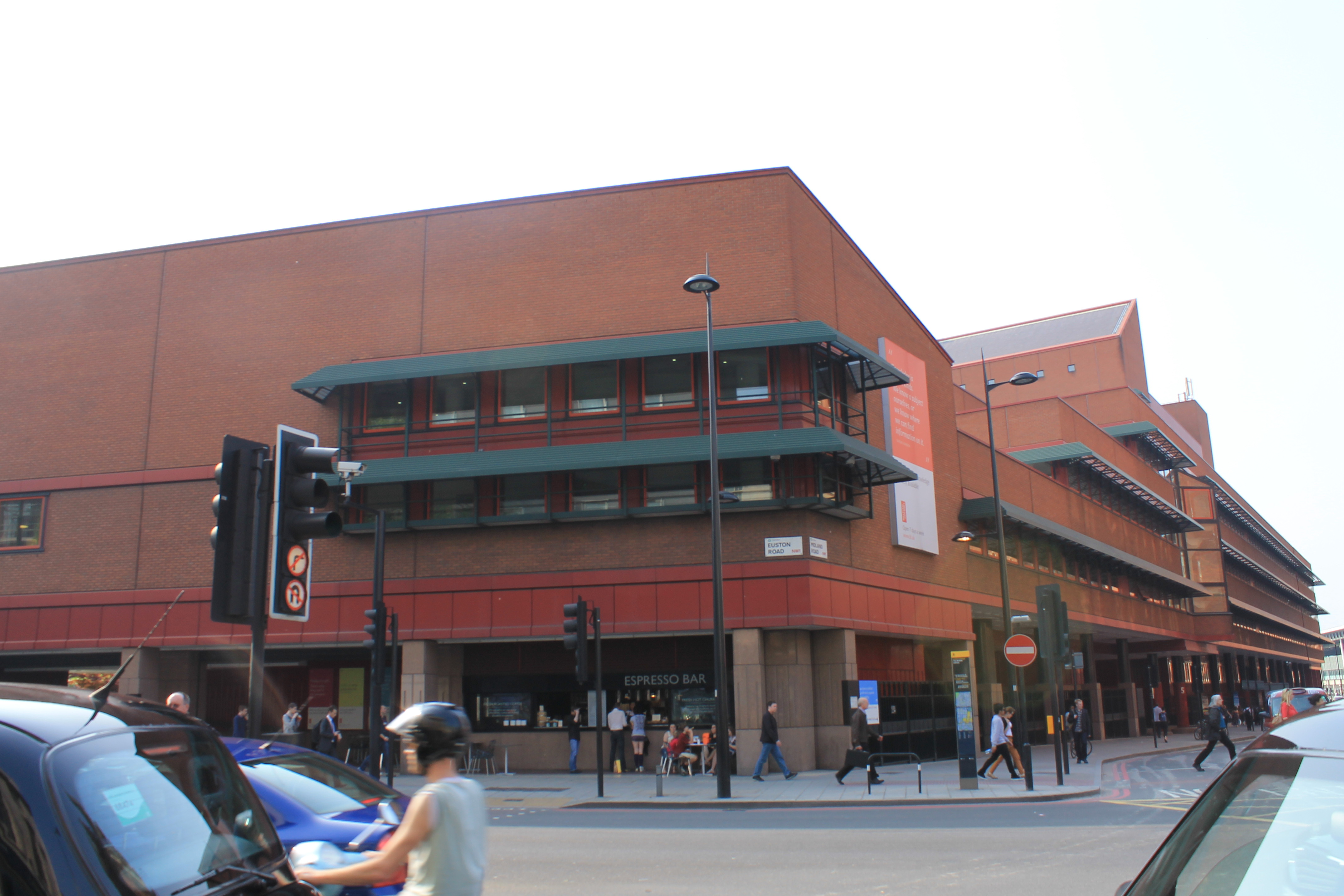 Το κτίριο της Βρετανικής Βιβλιοθήκης στην Euston Road, με πεζούς και οχήματα. Φωτογραφία αρχείου, 23 Μαΐου 2012· όχι η διαδικτυακή εκδήλωση του 2026.