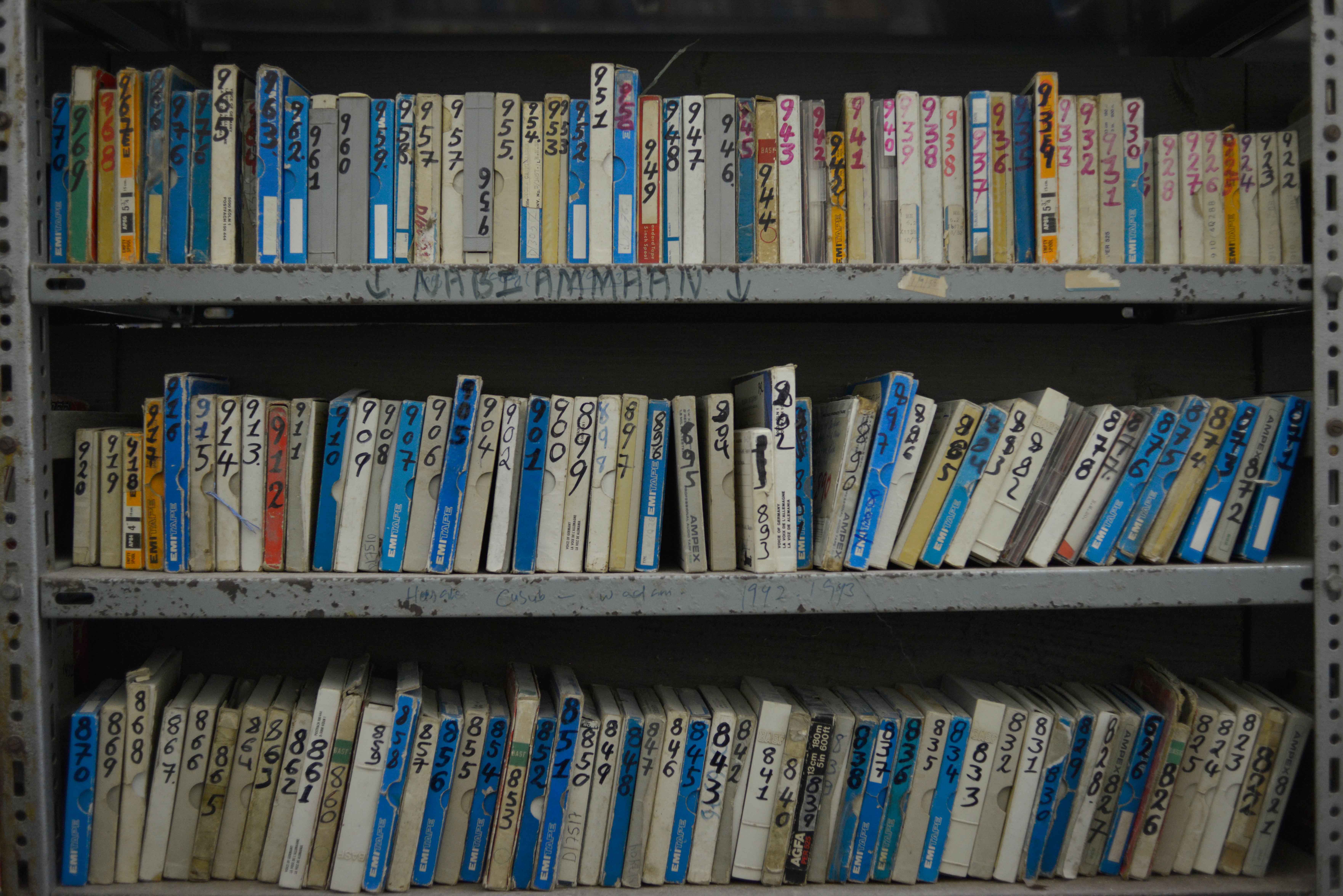 Μαγνητοταινίες σε ράφια του αρχείου του Radio Mogadishu, 7 Νοεμβρίου 2013· όχι οι δράσεις του 2026.