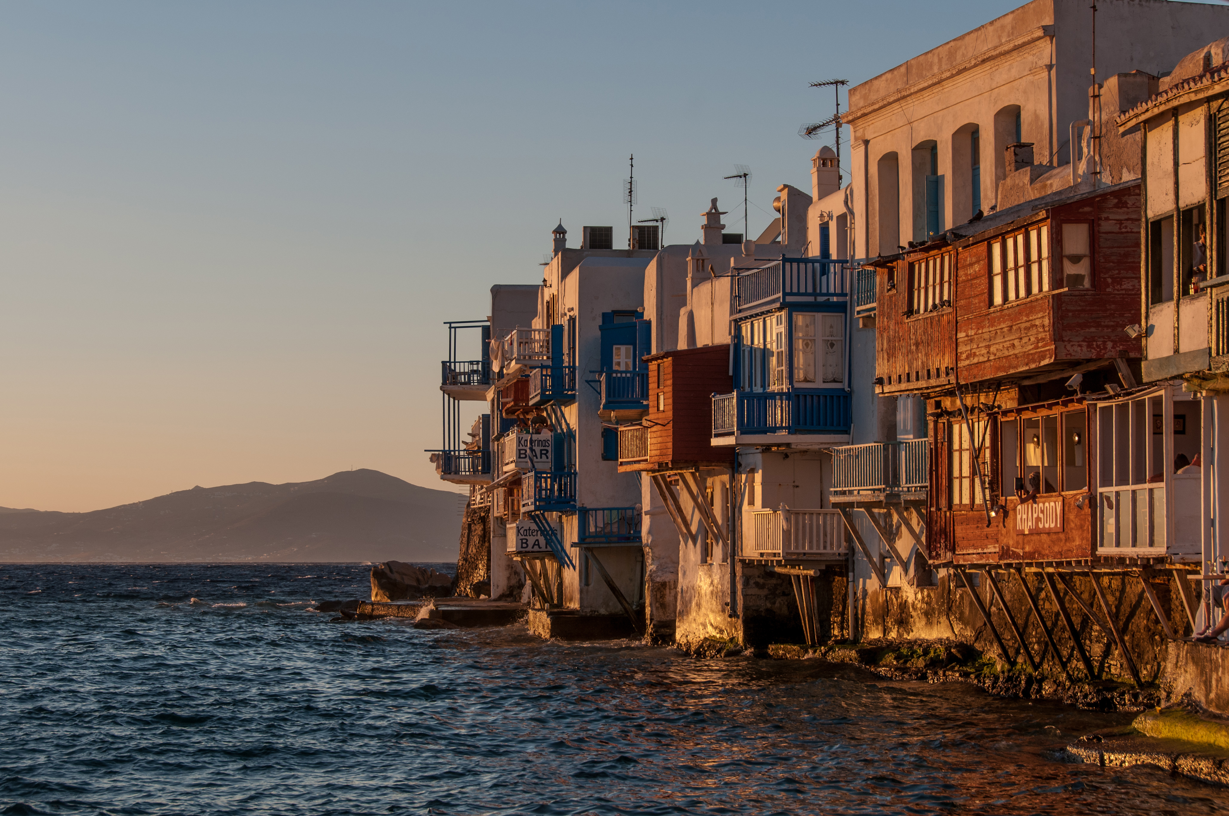 Παραθαλάσσια κτίρια και ξύλινα μπαλκόνια στη Μικρή Βενετία της Μυκόνου, σε βραδινό φως· φωτογραφία αρχείου 2013, όχι το φεστιβάλ.