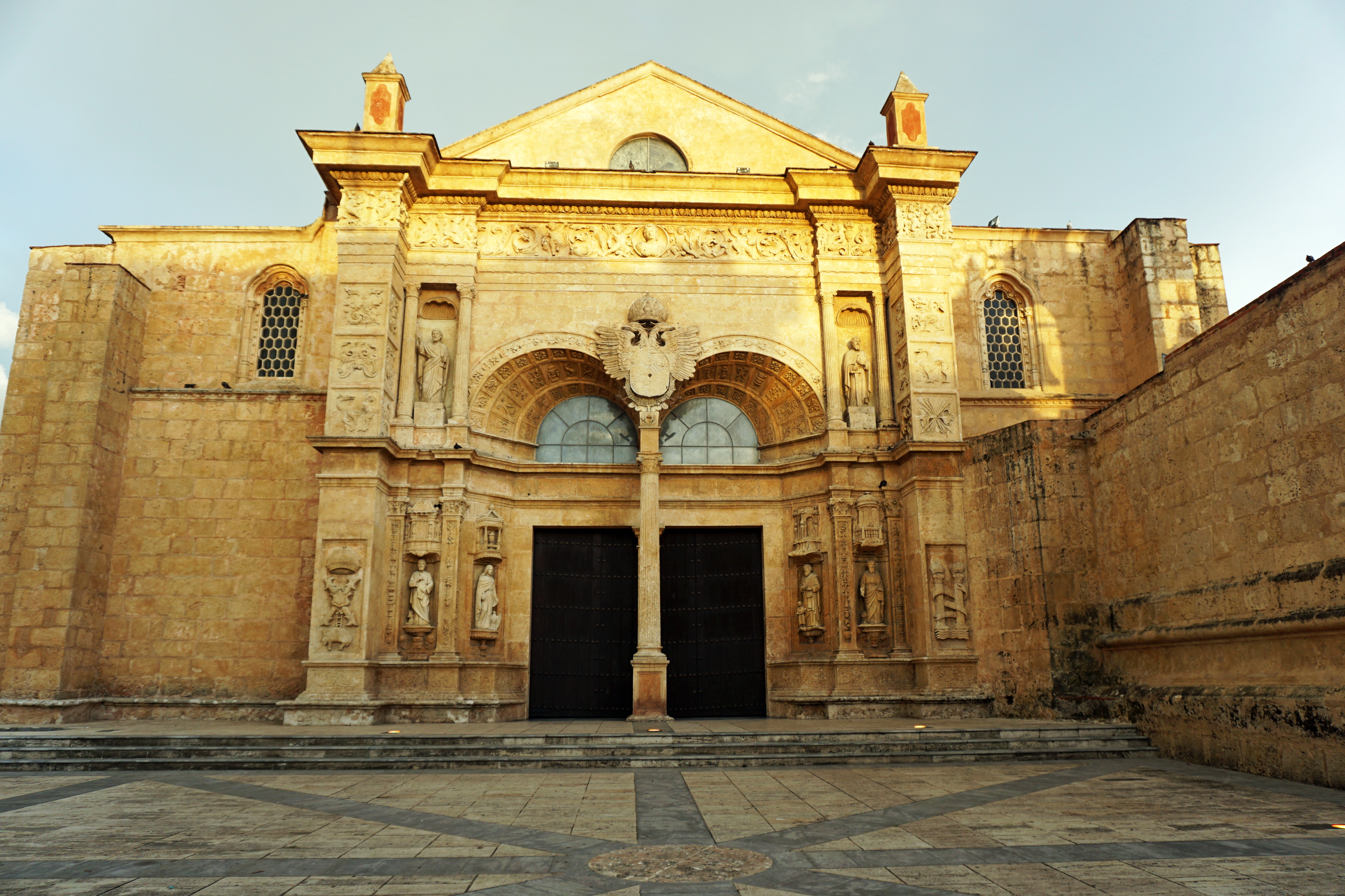 Η δυτική εξωτερική πρόσοψη του Catedral Primada στη Ciudad Colonial του Σάντο Ντομίνγκο, σε φωτογραφία αρχείου του 2018.